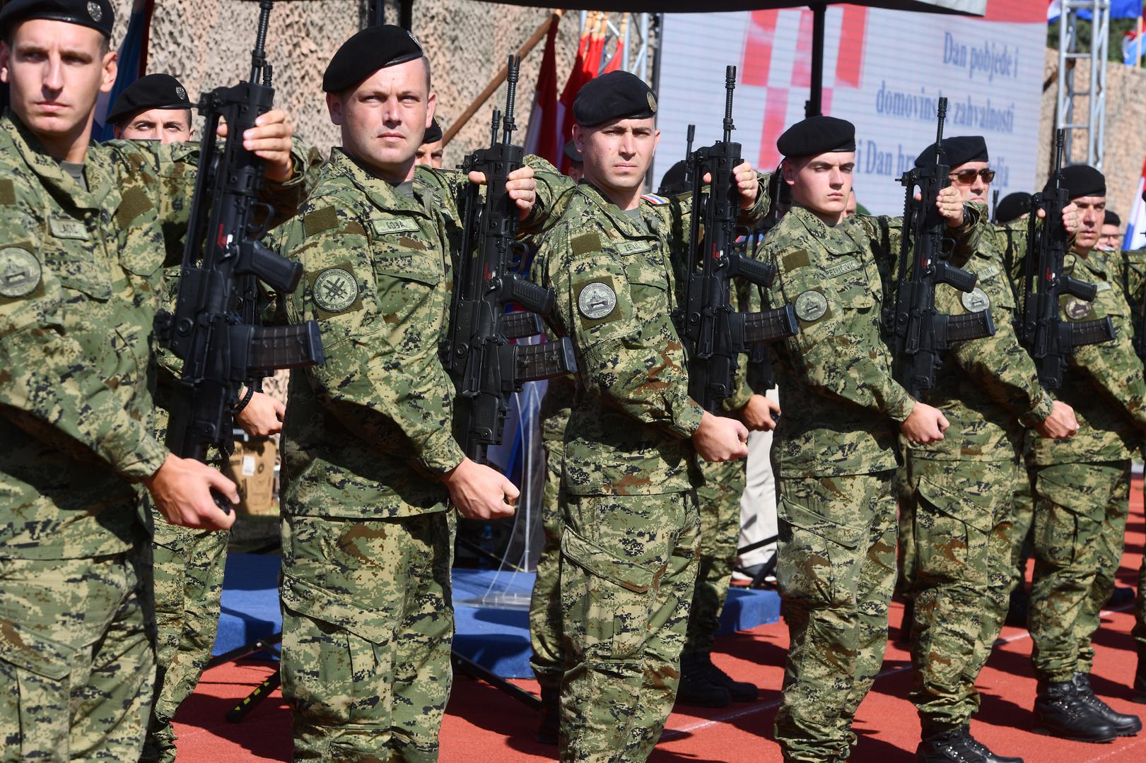 Na Kninskoj tvrđavi održat će se tradicionalna ceremonija podizanja zastave RH, a na stadionu su predviđena prigodna obraćanja, čitanje povjesnice VRO Oluja te imena poginulih i nestalih u VRO Oluja, uz glazbeni program.

