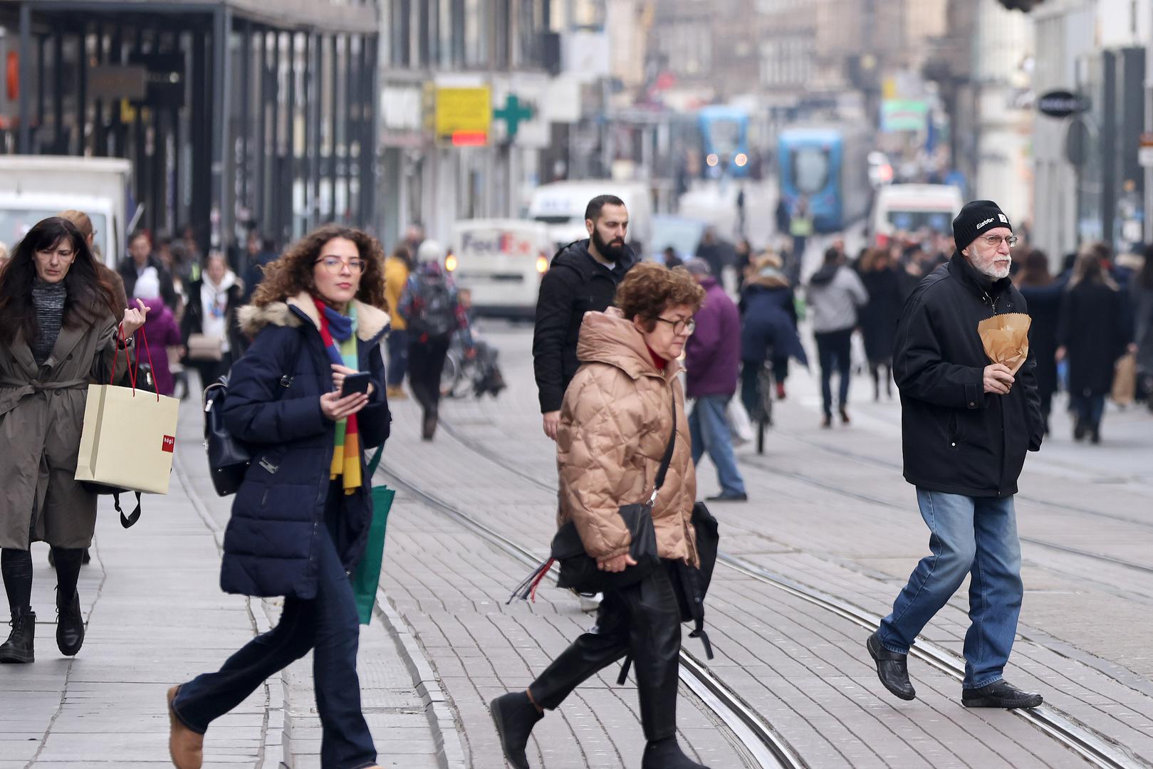 22.12.2023., Zagreb - Zadnjeg radnog dana pred blagdanski produzeni vikend stanje u centru grada je kaoticno, kako u pjesackim zonama tako i u automobilskom i javnom prometu. Za sve one koji niti ove godine nisu uspjeli panirati sve obveze prije guzvi savjet je da cuvaju zivce i iduce godine vise pozornosti posvete planiranju. Photo: Patrik Macek/PIXSELL