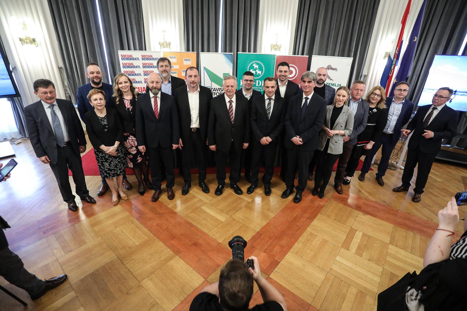 27.03.2024.,Zagreb, U dvorani HNDa potpisana  deklaracije o politickoj suradnji izmedju stranaka saveza Nasa Hrvatska koju cine Socijaldemokrati, Hrvatski laburisti – Stranka rada i Demokrati te stranaka IDS, PGS i Nezavisne platforme Sjever medjimurskog zupana Matije Posavca. Deklaraciju su potpisali, Davorko Vidovic, Matija Posavec, David Bregovac, Dalibor Paus i Darijo Vasilic.
Photo: Robert Anic/PIXSELL       Photo: Robert Anic/PIXSELL