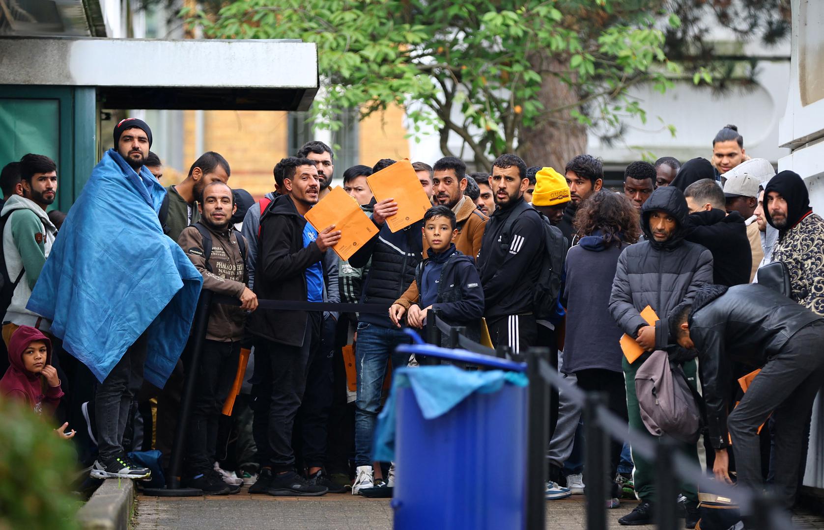 Migrants queue in a waiting area to be escorted to a registration office at the arrival centre for asylum seekers in Reinickendorf district, Berlin, Germany, October 6, 2023. REUTERS/Fabrizio Bensch Photo: Fabrizio Bensch/REUTERS