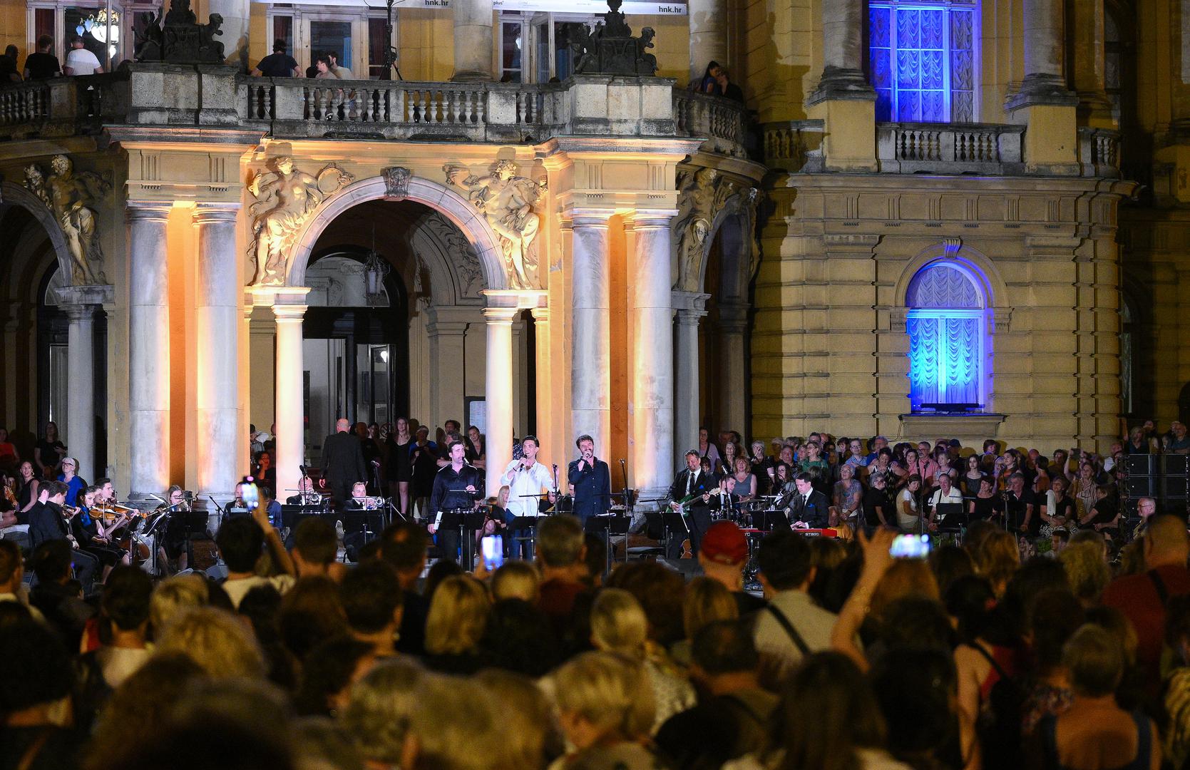 08.07.2023., Zagreb, Koncert Vracam se Zagrebe tebi ispred Hrvatskoga narodnog kazalista u Zagrebu gdje se izvode najljepse pjesme i bezvremenski hitovi posveceni Zagrebu. Sve pjesme izvode glumci i prvaci opere HNK-a. Rok Juricic, Lovro Juraga, Igor Kovac Photo: Davor Puklavec/PIXSELL