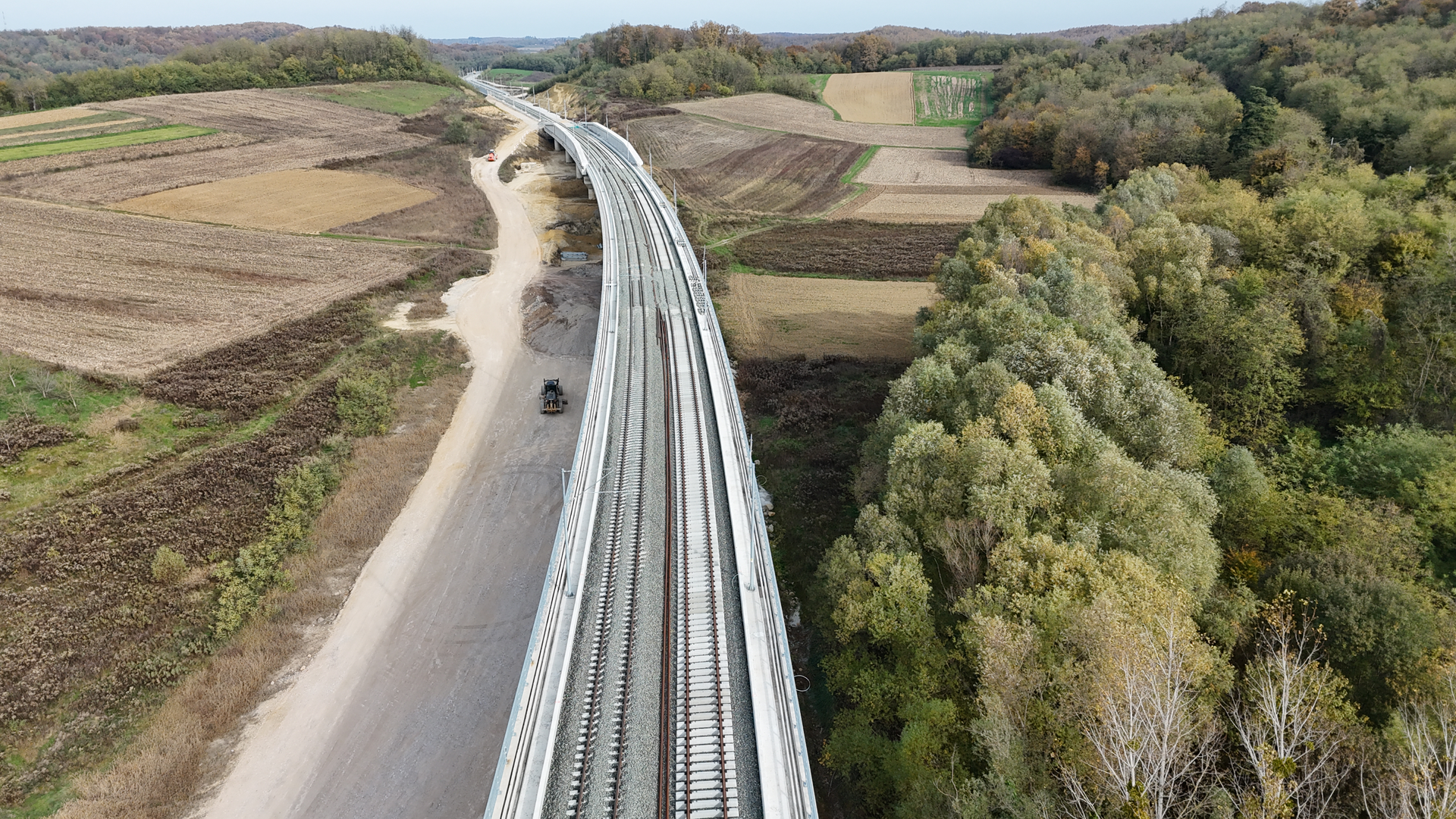 U ponedjeljak je potpredsjednik Vlade i ministar mora, prometa i infrastrukture Oleg Butković zajedno sa predstavnicima Koprivničko-križevačke županije, HŽ Infrastrukture i izvođačima radova, obišao dio najznačajnijih završenih radova na najvećemu željezničkom projektu koji se trenutno provodi u Hrvatskoj.