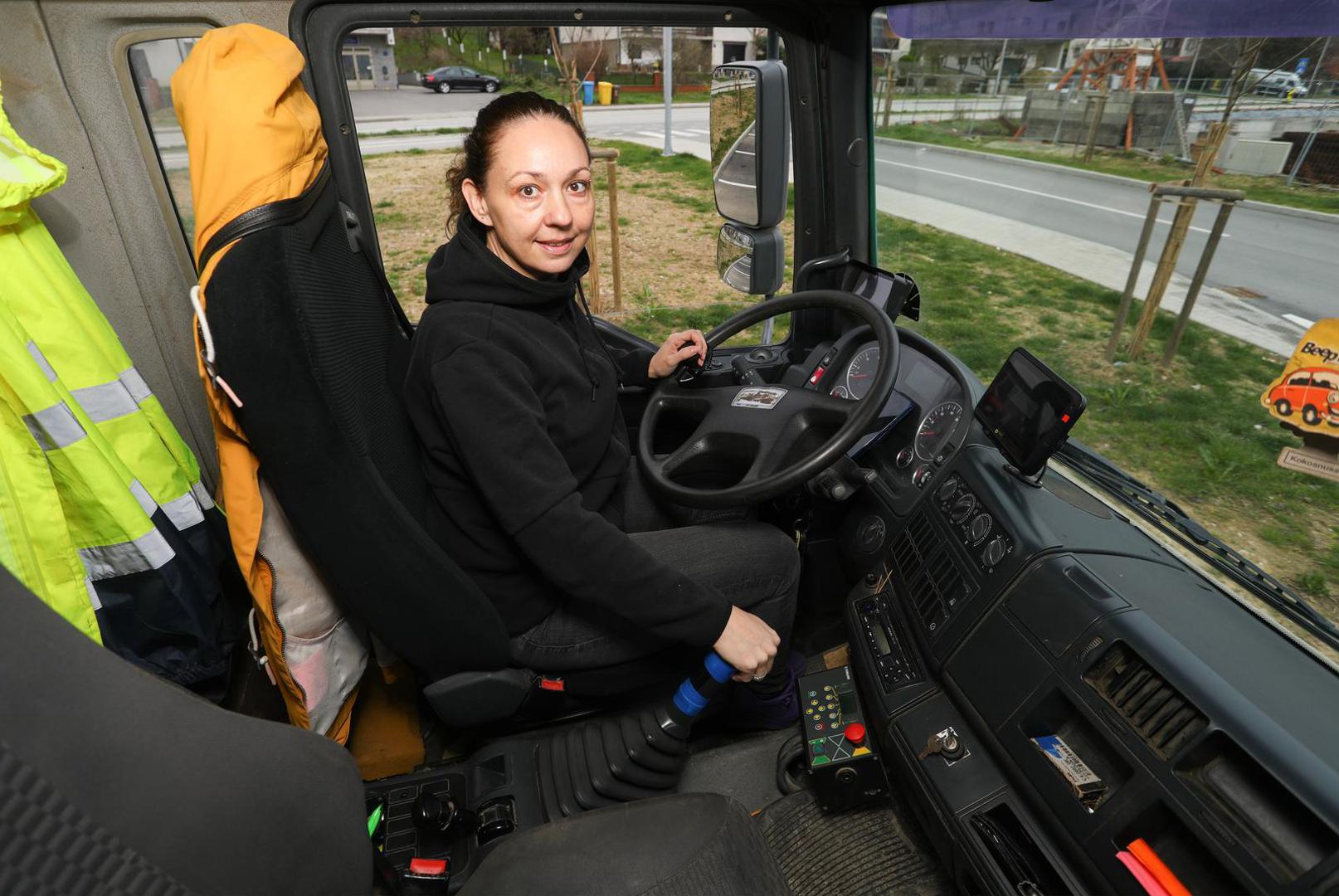 07.03.2024.,  Karlovac - Jelena Ivsic (40) jedina je vozacica kamiona u karlovackoj gradskoj tvrtki Cistoca u kojoj radi vec osam godina. Majka je trojice djecaka od 16,15 i 3,5 godine, u slobodno vrijeme vozi i motor. Photo: Kristina Stedul Fabac/PIXSELL