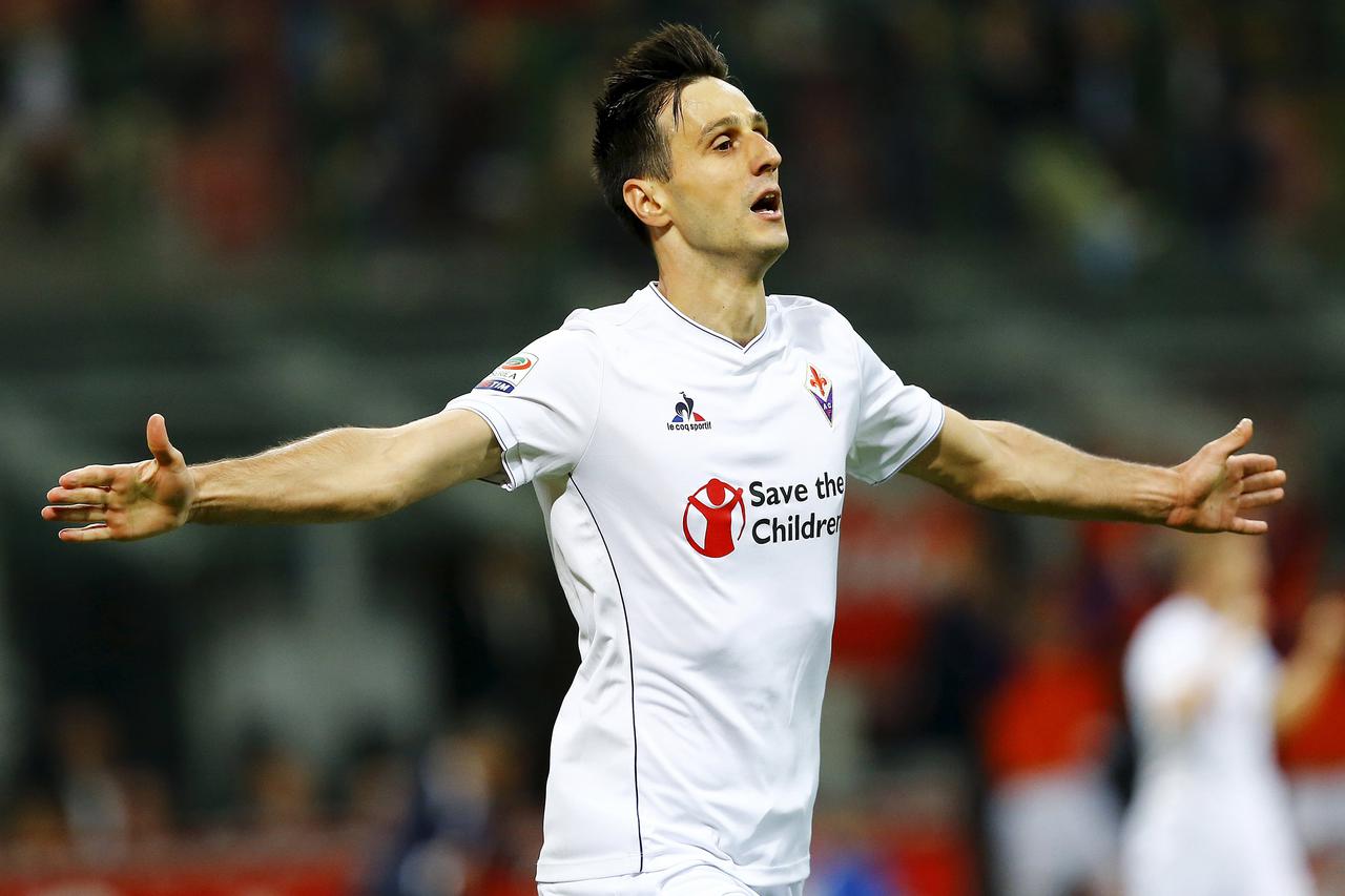 Fiorentina's Nikola Kalinic celebrates after scoring during the Italian Serie A soccer match against Inter Milan at the San Siro stadium in Milan, Italy, September 27, 2015.  REUTERS/Stefano Rellandini