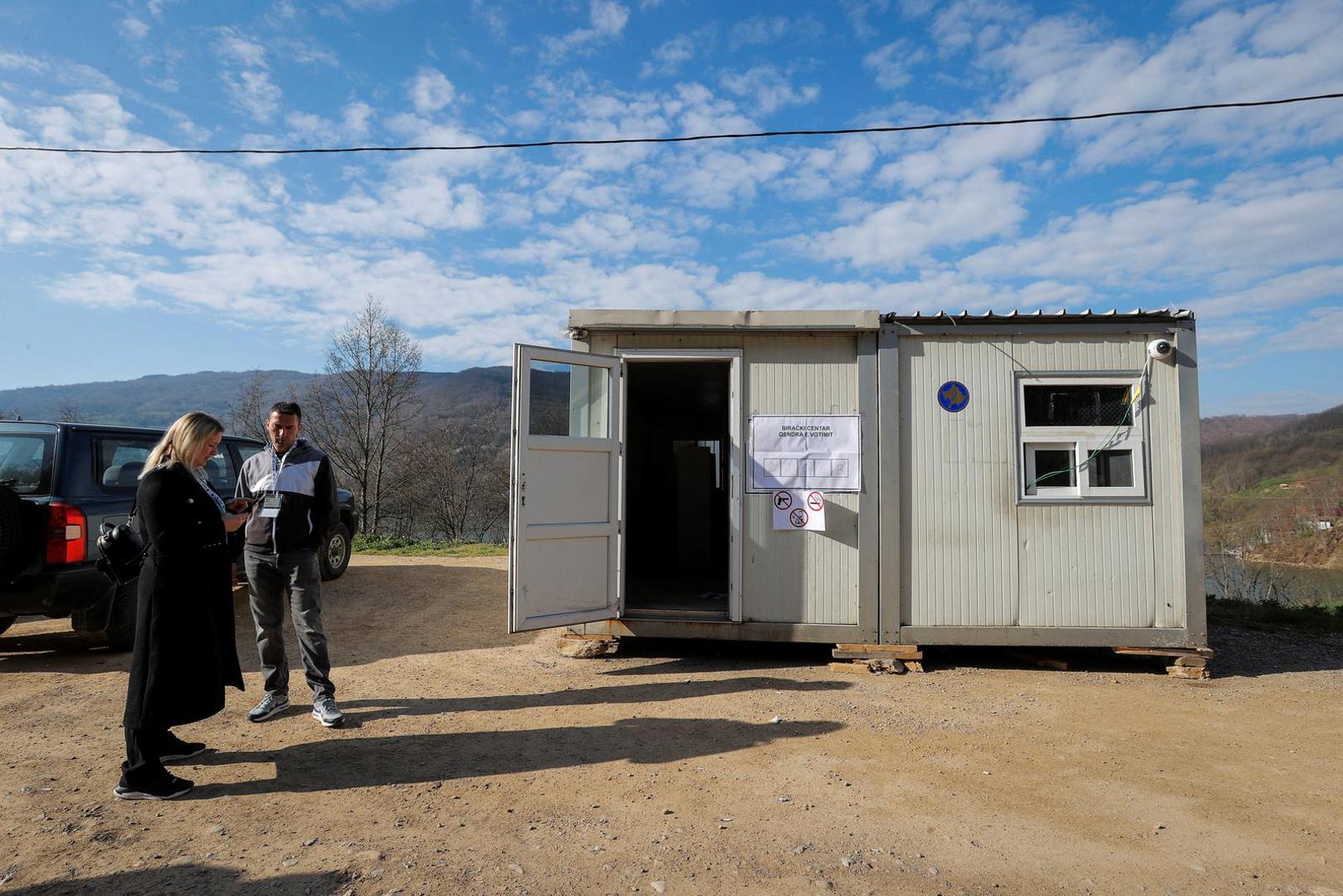 Members of central election commission stand next to a container used as an alternative voting center, in Zubin Potok, Kosovo, April 23, 2023. REUTERS/Valdrin Xhemaj NO RESALES. NO ARCHIVES. Photo: Stringer/REUTERS