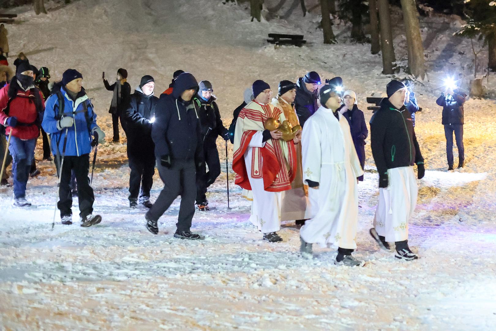 Polnoćka se sinoć slavila diljem svijeta, a u Zagrebu je održana jedinstvena sveta misa i procesija na vrhu Medvednice, u Kapelici Majke Božje Sljemenske - Kraljice Hrvata.