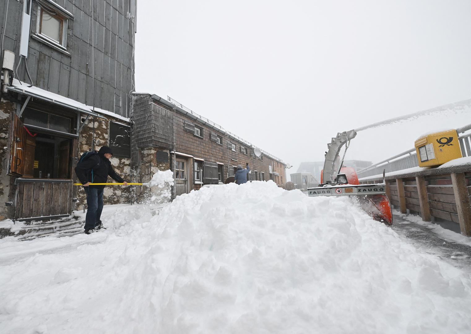 Zugspitze, najviši njemački vrh s 2962 metra nadmorske visine, iznenadio je ljubitelje zime brzom promjenom vremena. Od vrućih ljetnih dana planinski vrh je za samo pet dana prešao u pravu zimsku idilu.