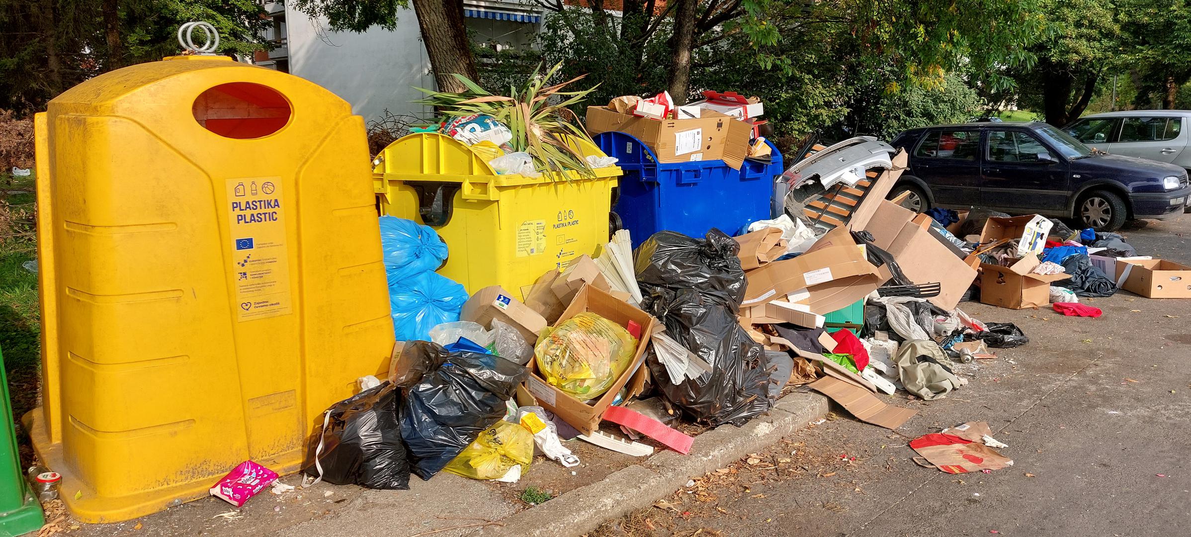 01.20.2023., Zagreb - Na danasnji dan prije godinu dana  gradonacelnik Tomasevic uveo je novi nacin prikupljanja, odvoza i naplate smeca. Rezultati, odnosno ogromne kolicine neodvezenog otpada po cijelom gradu, pokazuju da projekt nije uspio i da gradjani placaju ceh lose osmisljenog i još gore provedenog eksperimenta nove gradske vlasti. Ovi kadrovi smeca snimljeni su u Lovrakovoj ulici u Dubravi, ali se mogu vidjeti na bezbroj mjesta diljem Zagreba. Photo: Patrik Macek/PIXSELL