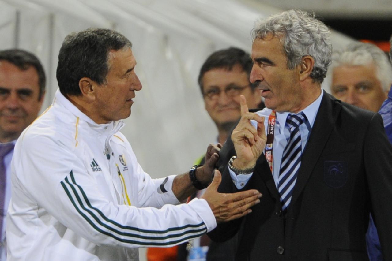 'South Africa\'s coach Carlos Alberto Parreira (L) speaks to France\'s coach Raymond Domenech at the end of the Group A first round 2010 World Cup football match France vs. South Africa on June 22, 20