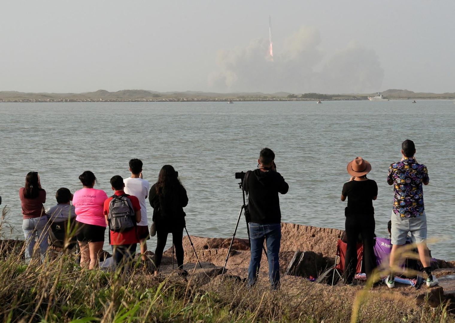 Spectators watch as SpaceX’s Starship lifts off from the company’s Boca Chica launchpad on an orbital test mission, near Brownsville, Texas, U.S. April 20, 2023.  REUTERS/Steve Nesius Photo: STEVE NESIUS/REUTERS