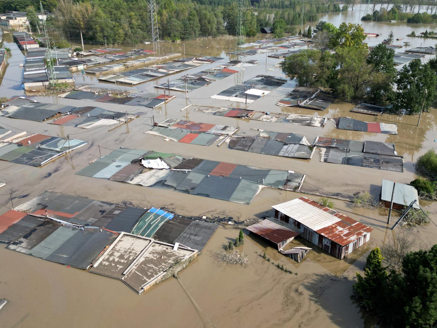 Snimke drona pokazuju uništene zgrade i ceste u neviđenoj poplavi koja je pogodila češki grad Ostravu. 