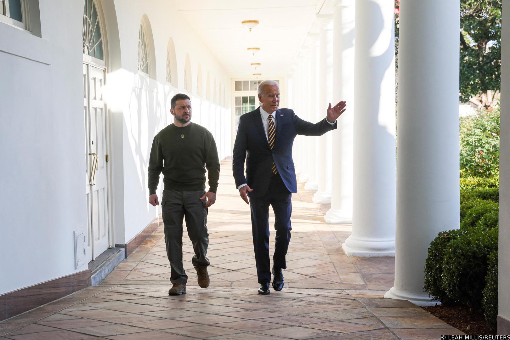 U.S. President Joe Biden and Ukraine's President Volodymyr Zelenskiy walk down the Colonnade to the Oval Office at the White House in Washington, U.S., December 21, 2022. REUTERS/Leah Millis Photo: LEAH MILLIS/REUTERS