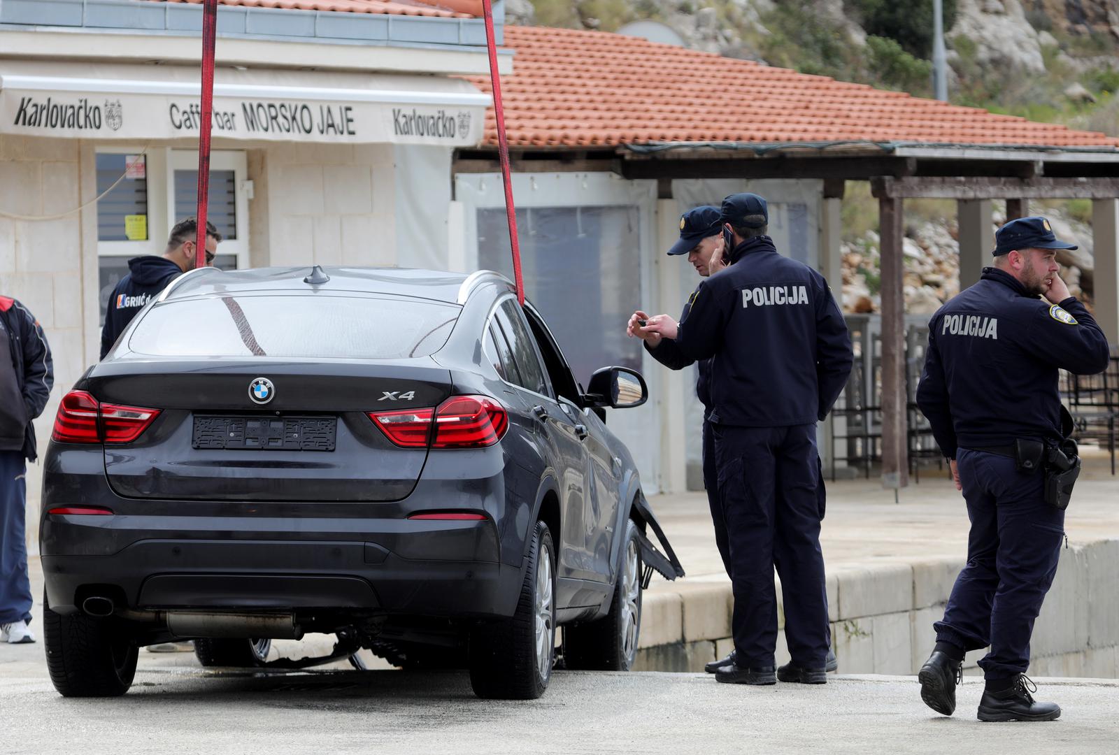 20.03.2023., Prapratno - Iz mora je izvucen osobni automobil koji je sletio u more dok su u njemu bile cetiri osobe. Tri osobe su spasene dok je jedna zenska osoba preminula.  Photo: Grgo Jelavic/PIXSELL