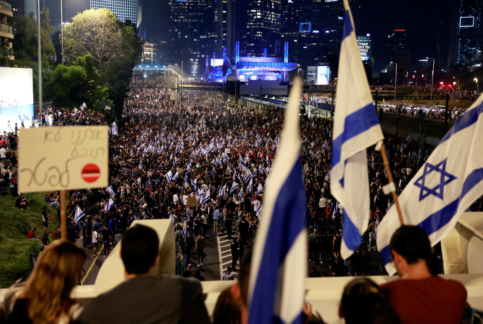 Israelis demonstrate after Israeli Prime Minister Benjamin Netanyahu sacked his defense minister, Yoav Gallant, citing lack of trust, in Tel Aviv, Israel November 5, 2024. REUTERS/Ammar Awad Photo: AMMAR AWAD/REUTERS