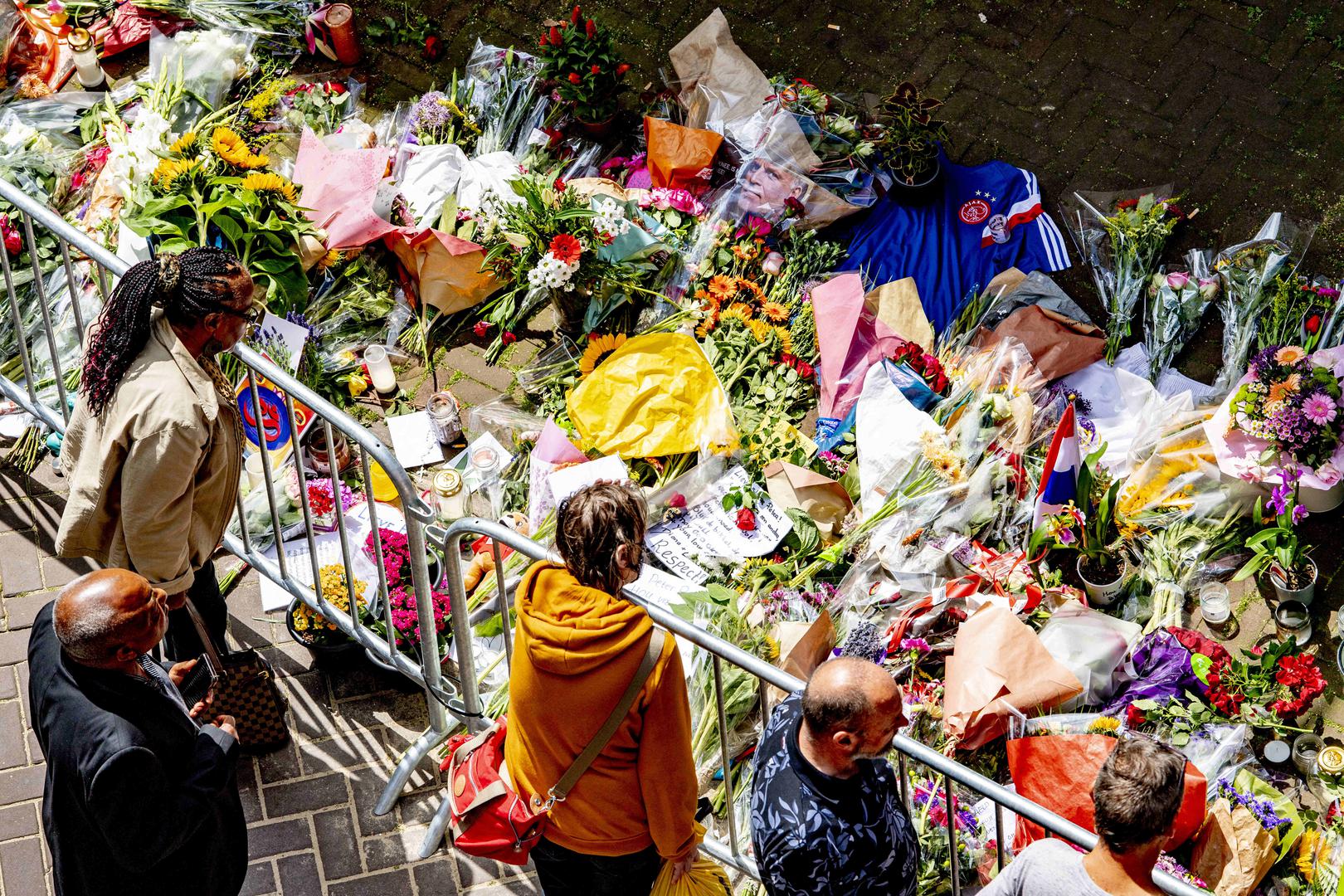 Tribute To The Journalist Injured In An Attack - Amsterdam Flowers, candles and messages of support to Peter R. de Vries in the Lange Leidsedwarsstraat in the center of Amsterdam. The crime reporter is seriously injured in hospital after an attempt on his life. The suspects of the attack are a 35-year-old Pole and a 21-year-old Rotterdammer. Amsterdam, Netherlands on July 8, 2021. Photo by Robin Utrecht/ABACAPRESS.COM Utrecht Robin/ABACA /PIXSELL