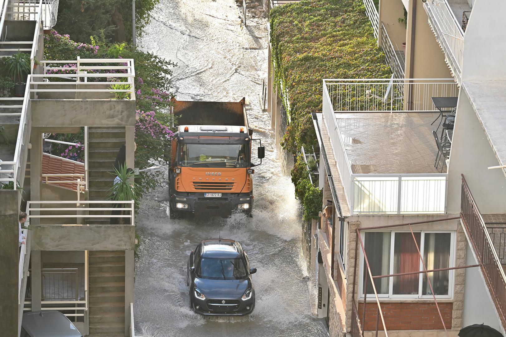 05.10.2024., Podgora - Jako nevrijeme gdje je palo do 140 litara kise po cetvornom metru strovilo je bujice na ulicama Podgore. Photo: Matko Begovic/PIXSELL