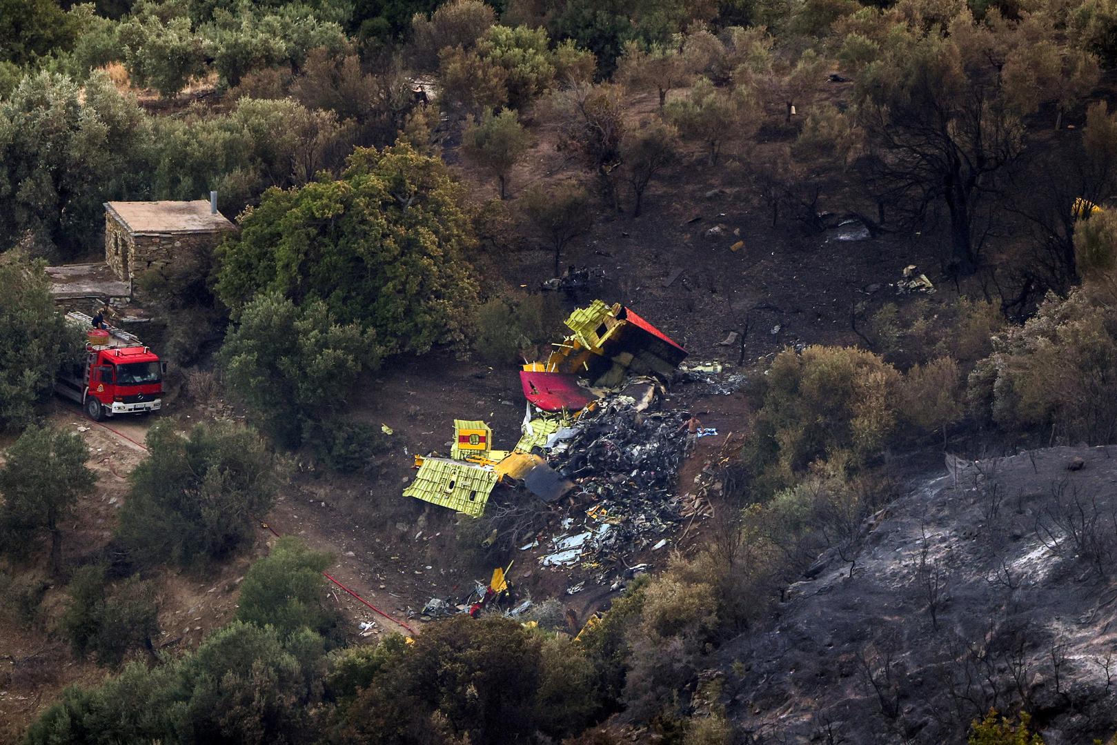 Rescuers operate at the crash site of a firefighting plane that crashed after a water drop as a wildfire burns near the village of Platanistos, on the island of Evia, Greece, July 25, 2023. REUTERS/Stelios Misinas REFILE - CORRECTING NAME OF THE ISLAND from EVIL TO EVIA Photo: STELIOS MISINAS/REUTERS