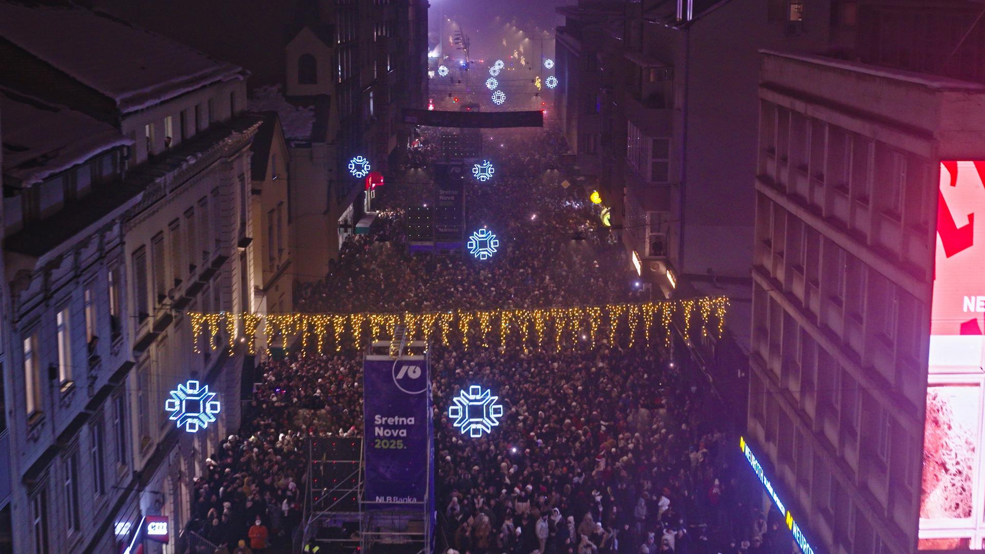 Ispred Vječne vatre, uz svoj prateći orkestar u sastavu deset glazbenika, Severina se na pozornicu popela pola sata prije ponoći te u naredna dva i pol sata oduševila publikom dupke ispunjenu jednu od glavnih ulica u Sarajevu. Prema podacima MUP-a, brojka od preko pedeset pet tisuća ljudi, rekordna je posjećenost koju je neki izvođač imao na koncertu napravljenom ispred Vječne vatre.