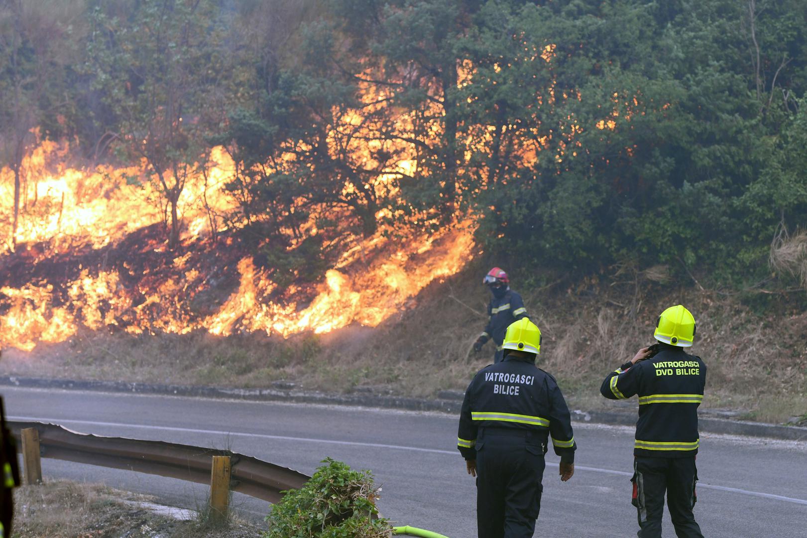 13.07.2022., Zaton - Pozar koji je buknuo kod Vodica prosirio se prema Zatonu gdje su ugrozene kuce, a vatrogasci se bore s vatrom pored ceste pema Zatonu. Photo: Hrvoje Jelavic/PIXSELL