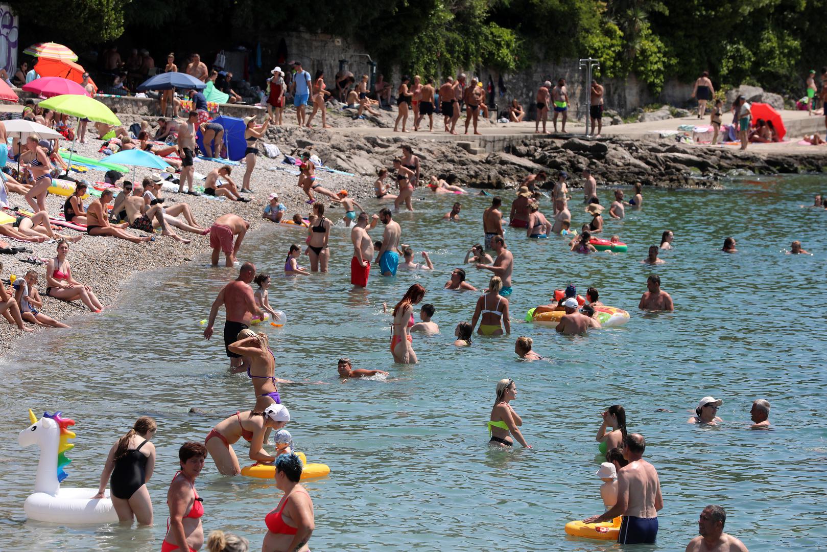 09.07.2023., Rijeka - Mnogobrojni kupaci na plazi Kantrida osvjezenje od vrucine potrazili su u moru. Photo: Goran Kovacic/PIXSELL