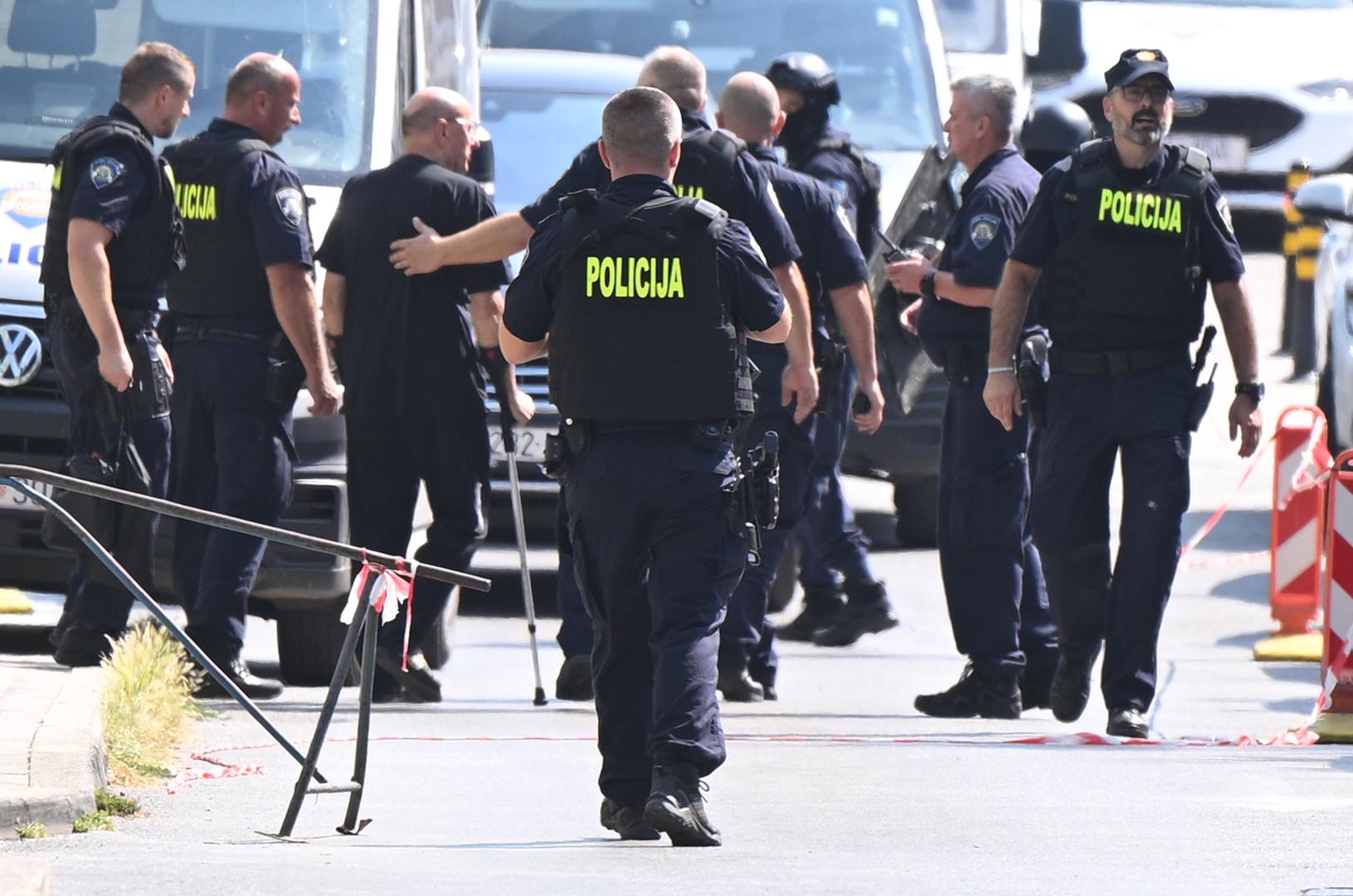 Interventni policajci su uspješno uhitili napadača, a slike prikazuju kako se odvija uhićenje, s napadačem koji je već pod kontrolom policije. 