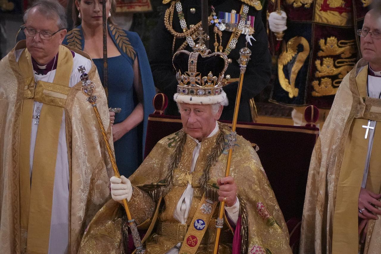 Okrunjen je kralj Charles III