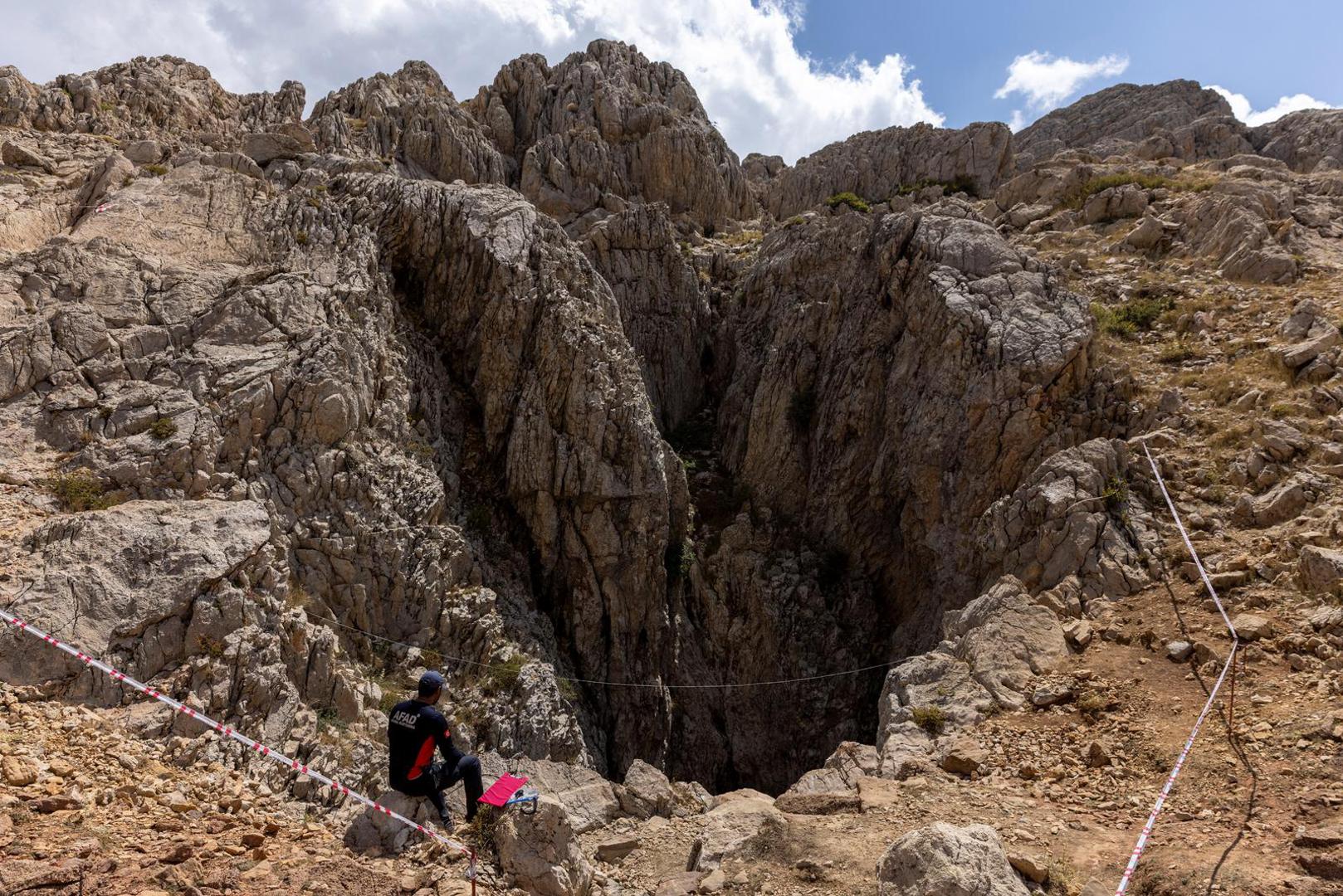 A rescuer is seen at the entrance of Morca Cave, as they take part in a rescue operation to reach U.S. caver Mark Dickey who fell ill and became trapped some 1,000 meters (3,280 ft) underground, near Anamur in Mersin province, southern Turkey September 9, 2023. REUTERS/Umit Bektas Photo: UMIT BEKTAS/REUTERS