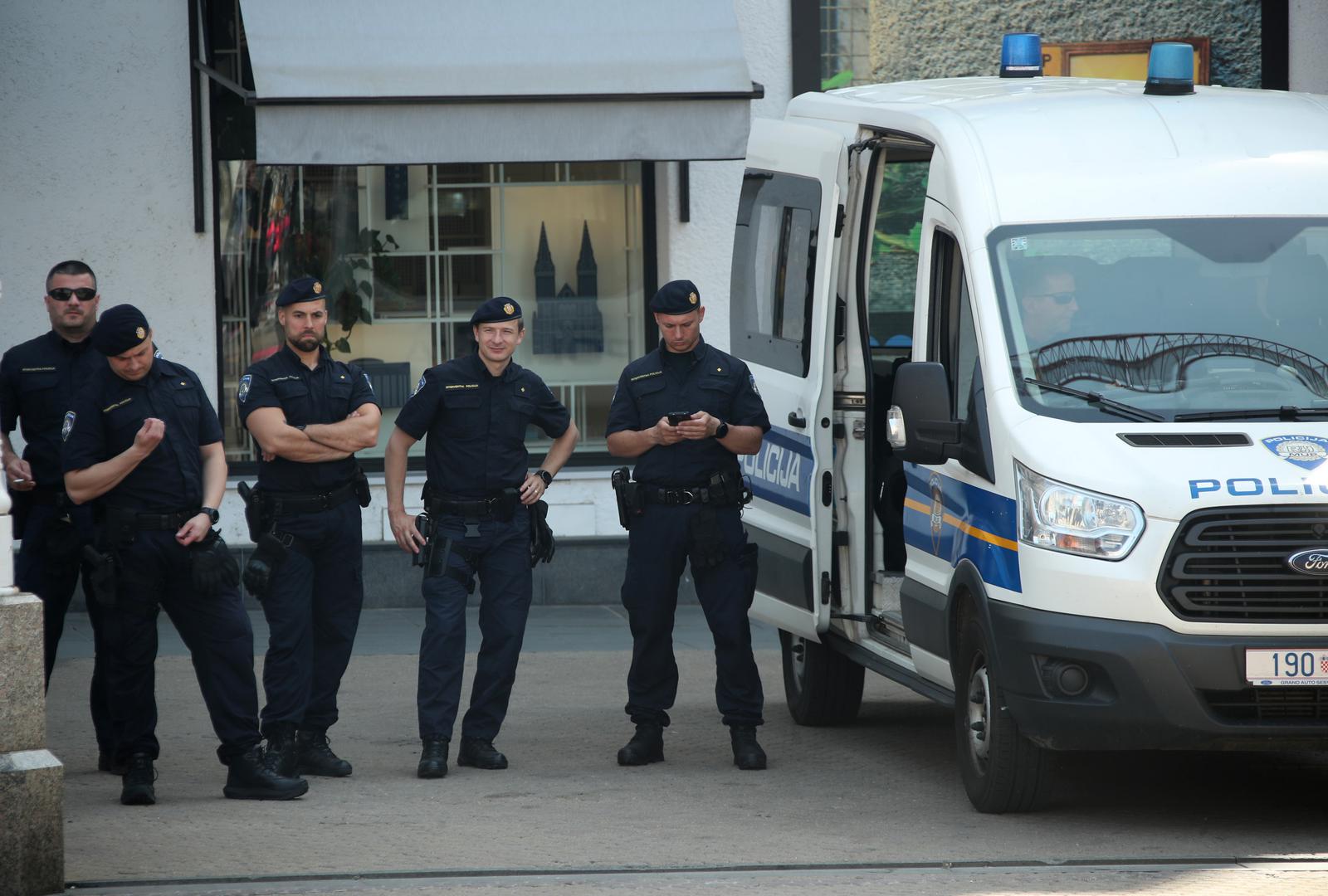 25.05.2022., Zagreb - Brojni maturanti u gradu obiljezavalju kraj svog srednjoskolskog obrazovanja pjesmom i nezaobilaznim kupanjem u fontanama. Photo: Sanjin Strukic/PIXSELL