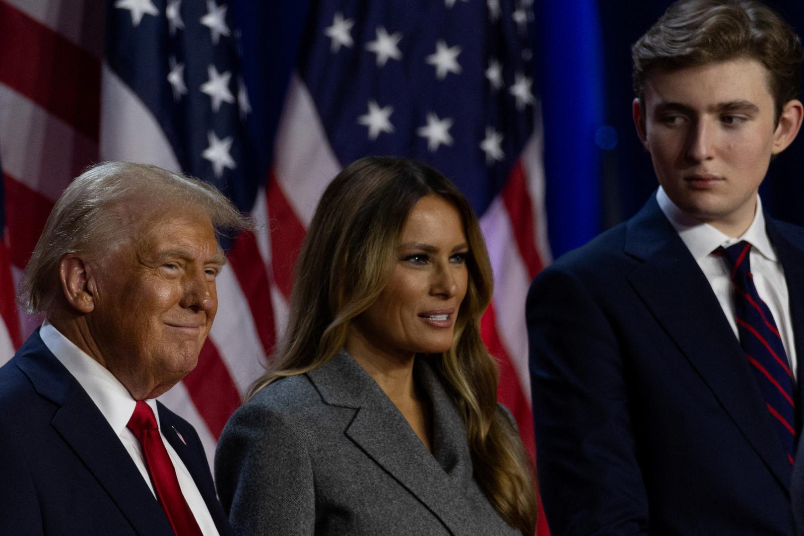 Zanimljivo, stručnjakinja je poljubac Donalda i Melanije čak iz perspektive ove supruge shvatila čak kao znak prkosa. Melania je, naime, podigla glavu za vrijeme poljupca u obraz njenog supruga na pozornici, što se dalo protumačiti kao manjak strasti.
