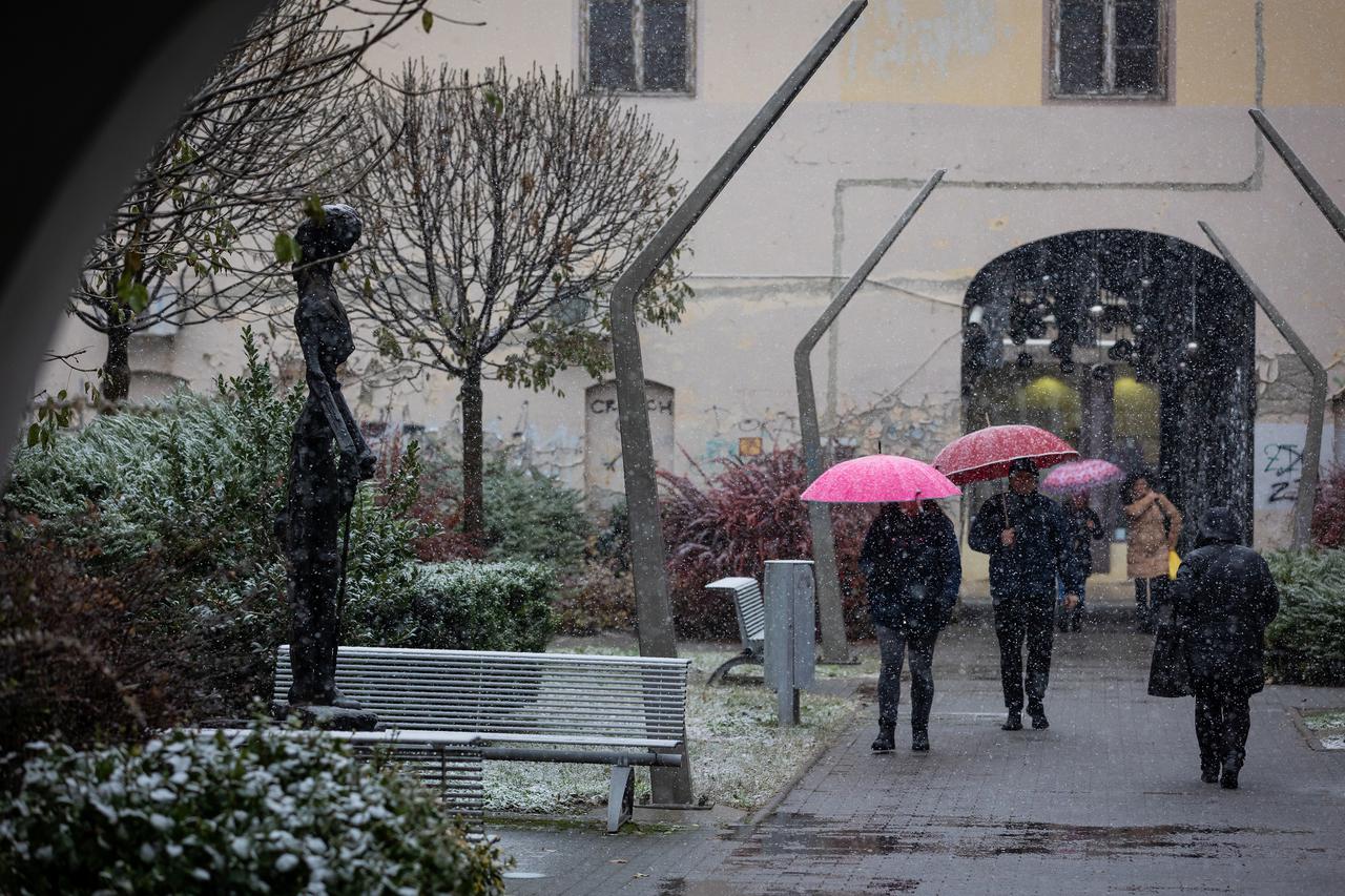 Prvi ovogodišnji snijeg na ulicama Osijeka