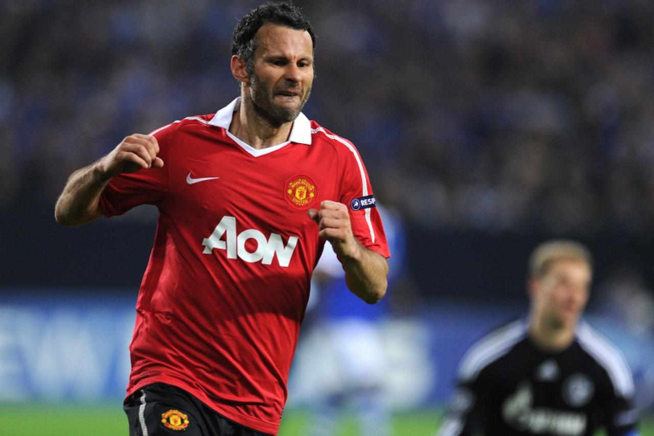 'Manchester\'s Welsh midfielder Ryan Giggs celebrates after scoring his side\'s first goal during the Champions League semi-final, first-leg match of Schalke 04 against Manchester United on April 26, 