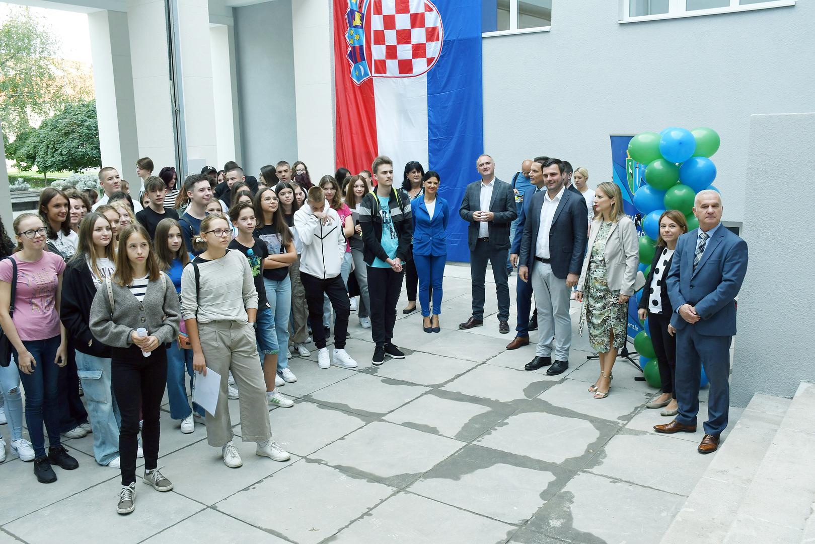 04.09.2023.,Sisak - Nakon visemjesecne obnove Gimnazije Sisak koja je tesko stradala u potresu 2020. godine, novoobnovljenu skolu na koristenje ucenicima predali su sisacko-moslavacki zupan Ivan Celjak i ravnatelj Gimnazije Bozidar Dujmic. Photo: Nikola Cutuk/PIXSELL