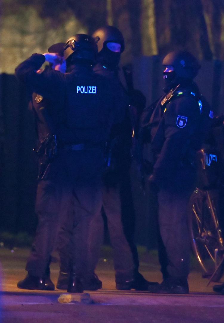 09 March 2023, Hamburg: Police officers in special equipment are on duty in Hamburg. Shots have been fired and the police are on the scene with strong forces. Photo: Jonas Walzberg/dpa Photo: Jonas Walzberg/DPA