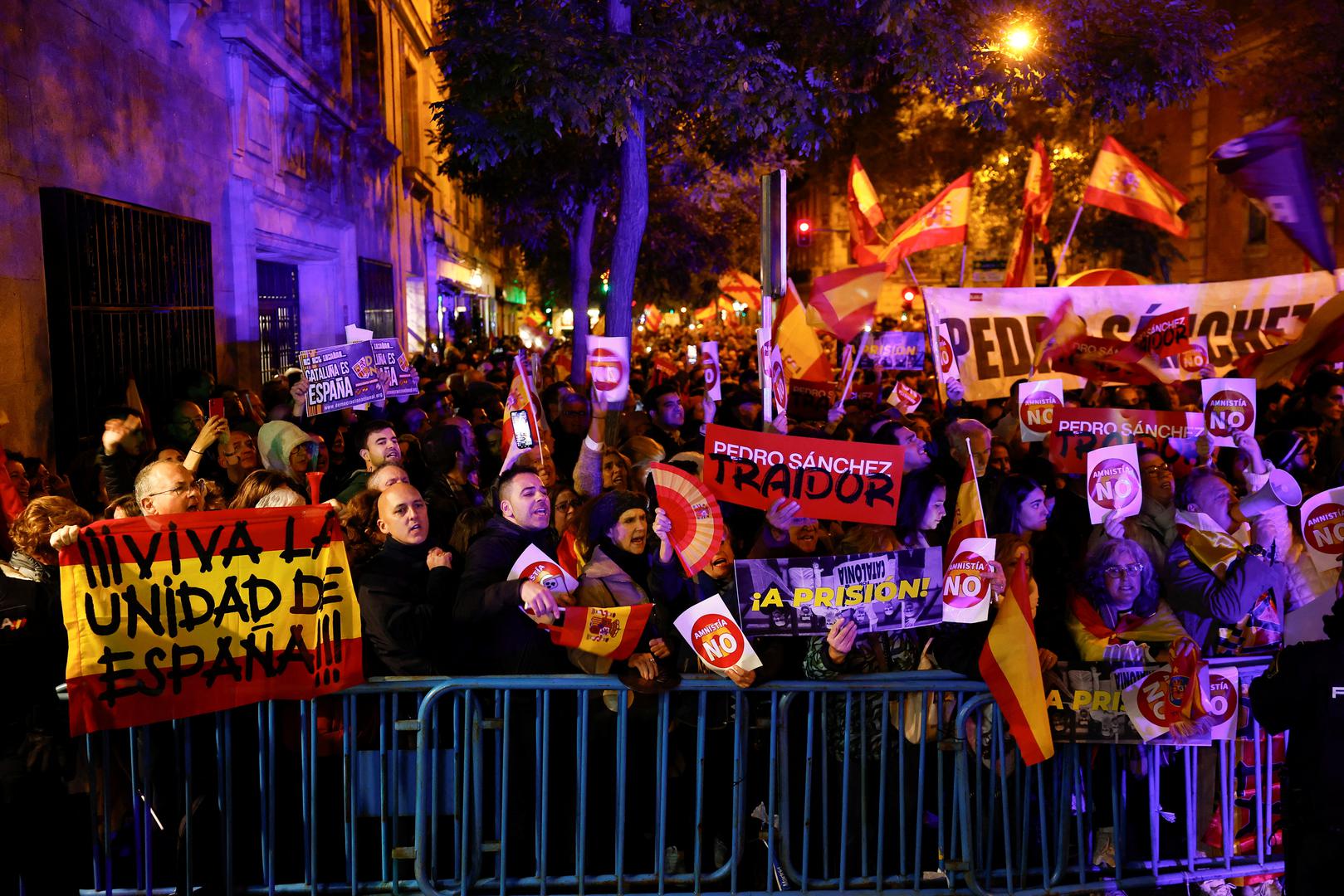 People take part in a protest near to Spain's Socialists Party (PSOE) headquarters, following acting PM Pedro Sanchez negotiations for granting an amnesty to people involved with Catalonia's failed 2017 independence bid in Madrid, Spain, November 6, 2023. REUTERS/Juan Medina Photo: JUAN MEDINA/REUTERS