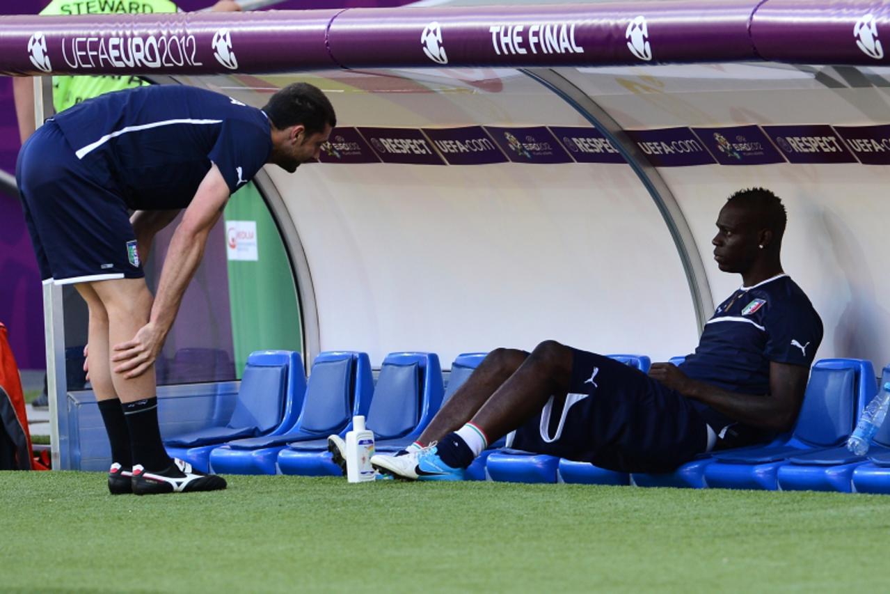 'Italian midfielder Thiago Motta (L) and Italian forward Mario Balotelli take part in a training session on June 30, 2012 at the Olympic Stadium in Kiev, on the eve of the team\'s Euro 2012 football c