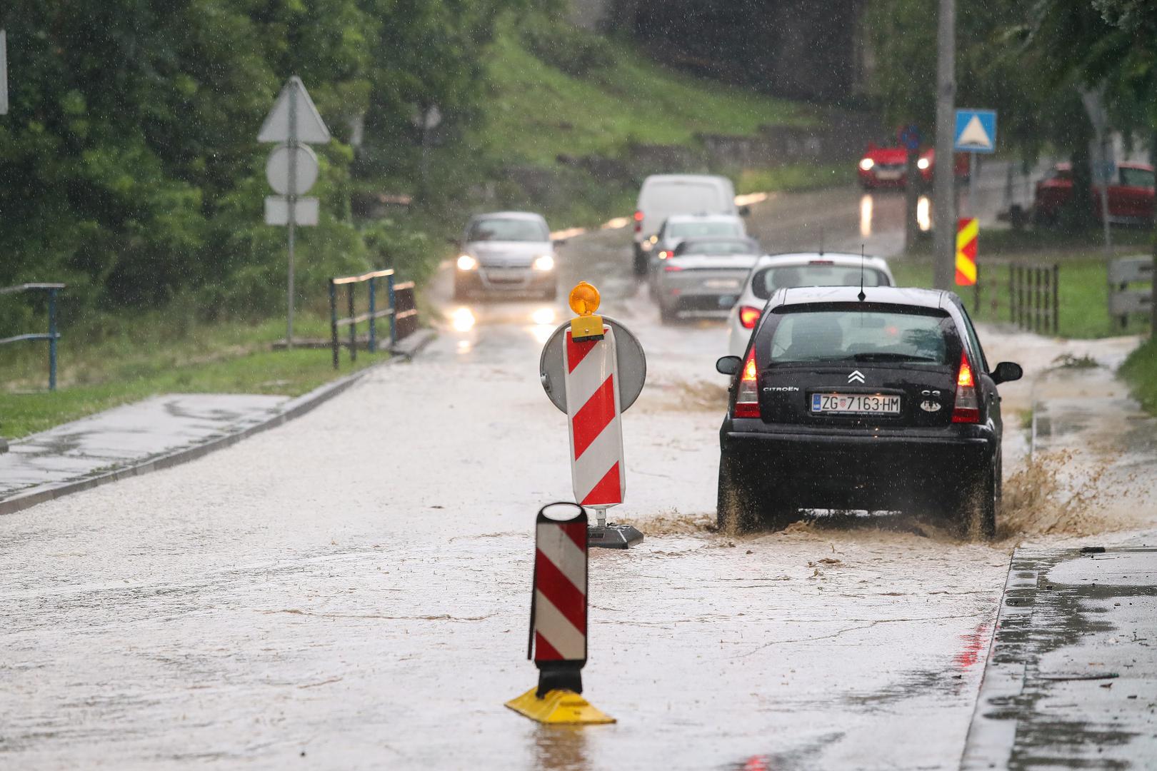 26.07.2020., Zagreb - Jako nevrijeme s kisom i tucom pogodilo je Crnomerec te je u ulici Fraterscica uzrokovalo vodenu bujicu i pucanje asfalta.  
Photo: Luka Stanzl/PIXSELL