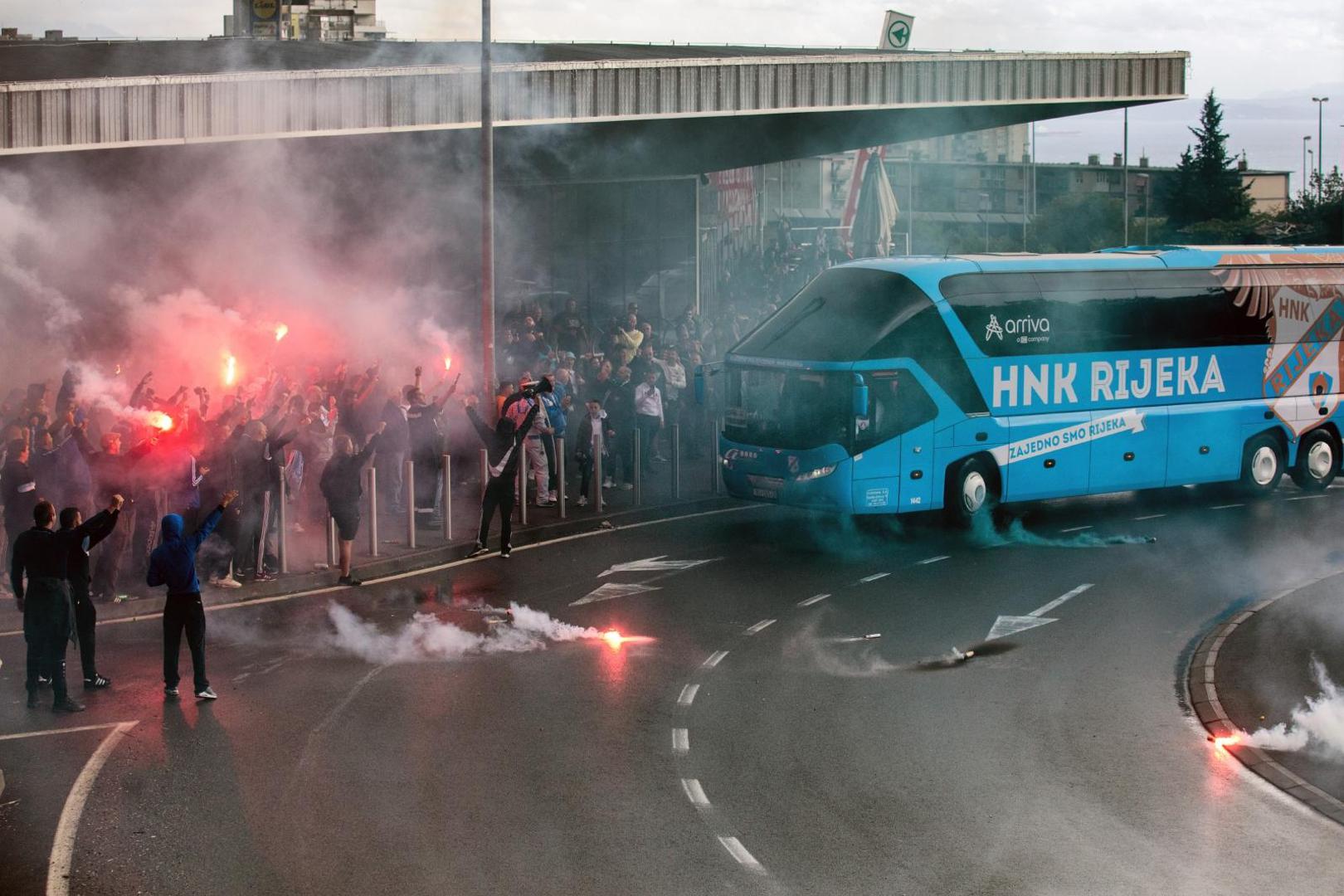 - Najvažnije je da su igrači vjerovali. Bila je nevjerojatna mobilizacija ovih posljednjih deset dana, svi u klubu su radili nevjerojatan posao. Kada osjetiš takvu podršku kao trener, onda ti je puno lakše razmišljati o utakmici. Ovo je fantastičan uspjeh za naš klub u ovim okolnostima, Europska liga je tu, mi živimo svoje snove – izjavio je Rijekin trener Simon Rožman, a vjerovali su im i navijači. 