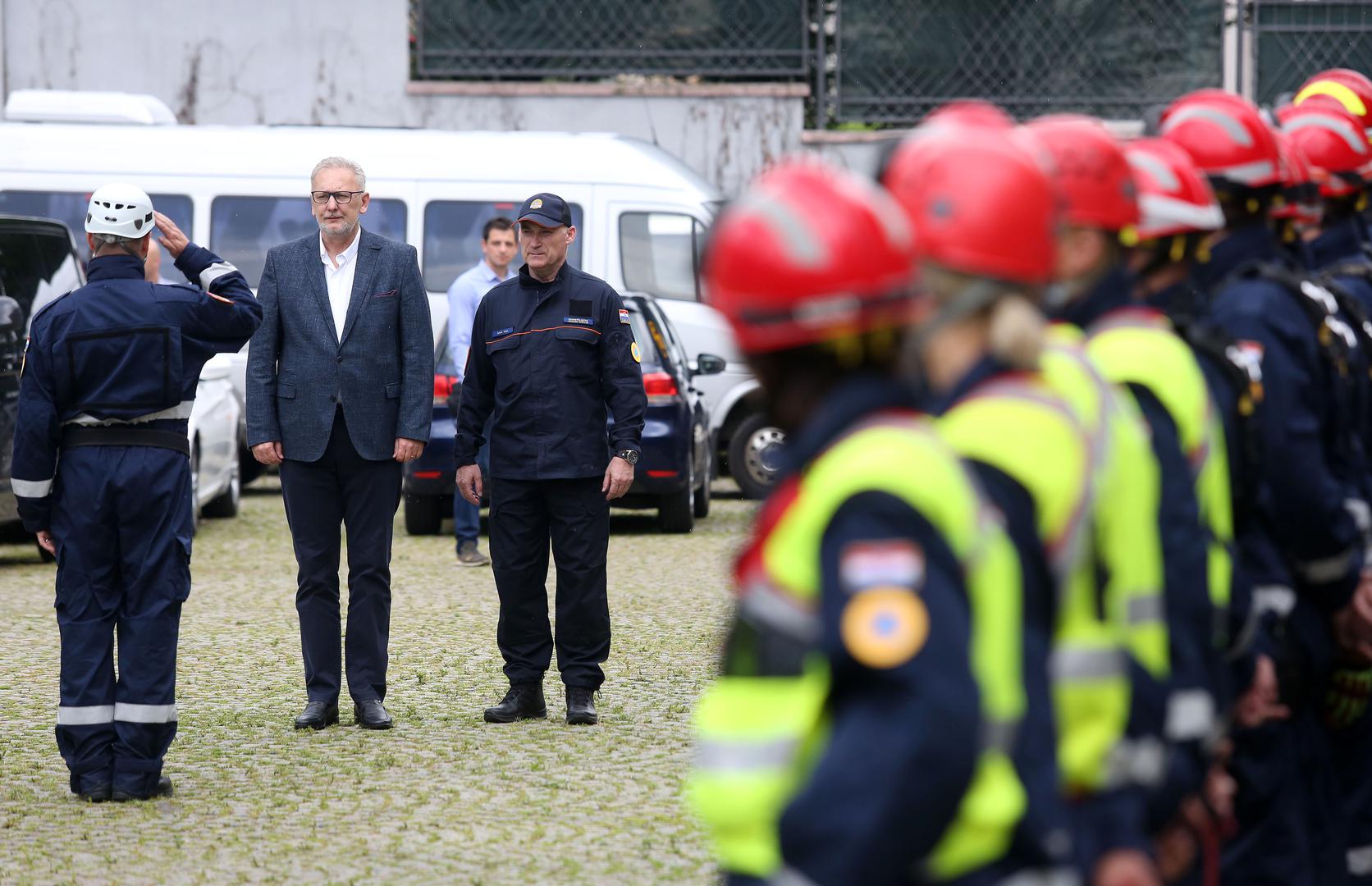 Ministar unutarnjih poslova Davor Božinović na ostrojavanju državne intervencijske postrojbe civilne zaštite na poligonu Vatrogasne škole u Zagrebu.