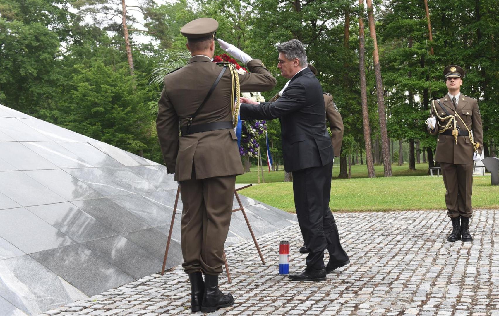 15.05.2020., Tezno, Slovenija - Hrvatski predsjednik Zoran Milanovic polozio je u vijenac i zapalio svijecu za poratne zrtve Drugog svjetskog rata na groblju Dobrava kraj Maribora.
Photo: Ziga Zivulovic jr/FABobo/PIXSELL