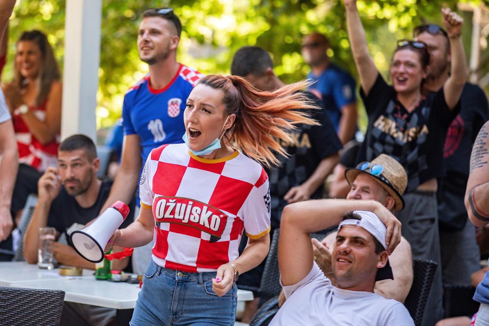 28.06.2021..,Pula - Navijaci na Pulskim Valkanama u kaficu prate utakmicu Hrvatska - Spanjolska.
Photo: Srecko Niketic/PIXSEL