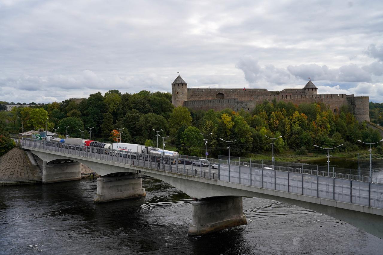 FILE PHOTO: Estonia stops Russians from entering with Schengen-issued visas