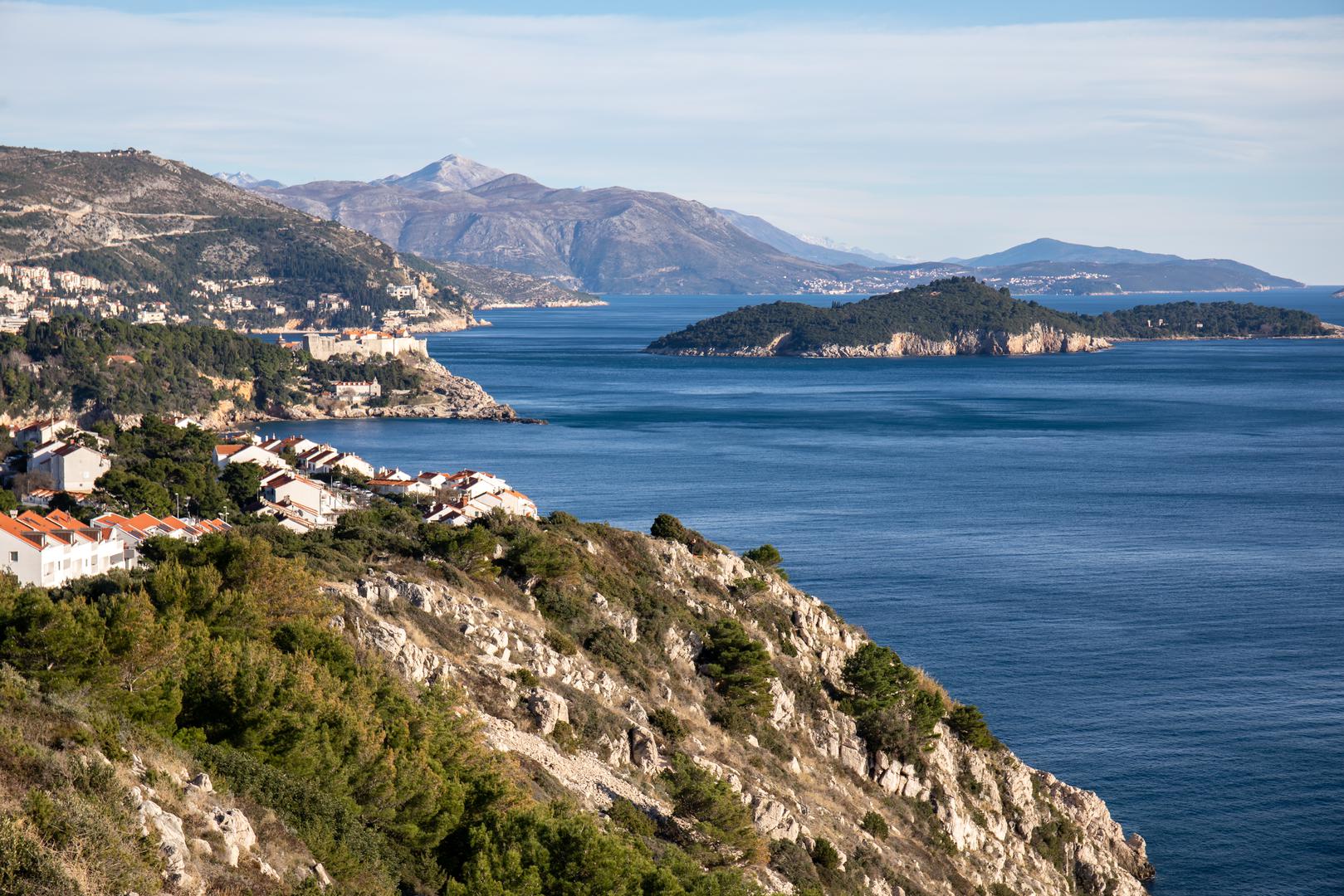 Navodno su 2007. godine i dva radnika u benediktinskom samostanu snimili duha. Na otoku Lokrumu preko noći rijetko tko može ostati miran, na njemu ostaju samu čuvari, a ima li u ovom otoku nešto strašno ili su sve ovo puste priče valjalo bi istražiti posjetom ovom inače predivnom mjestu.