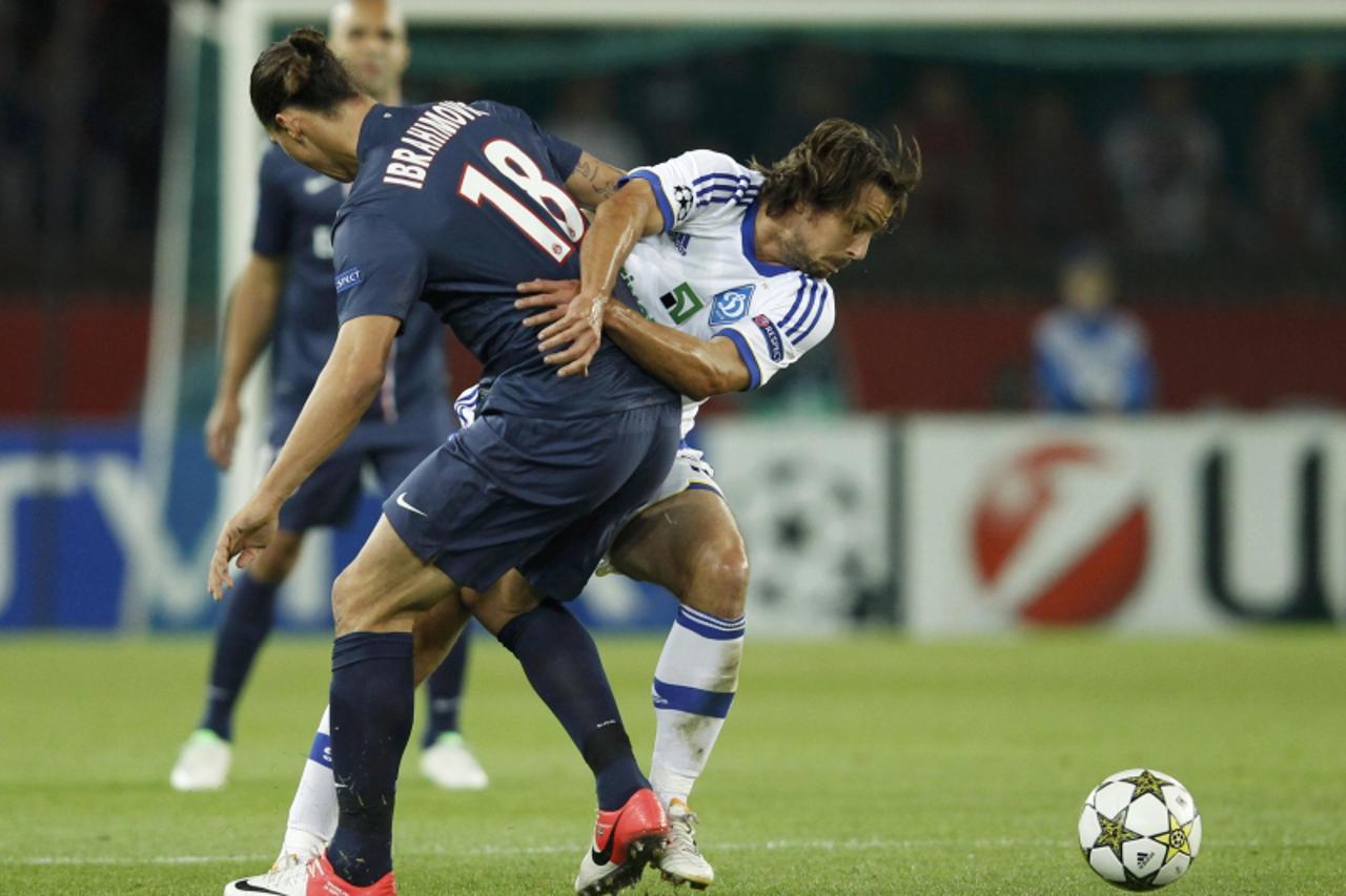 'Paris St Germain\'s Zlatan Ibrahimovic (L) challenges Dynamo Kiev\'s Niko Kranjcar during their Champions League soccer match at the Parc des Princes stadium in Paris, September 18, 2012.    REUTERS/