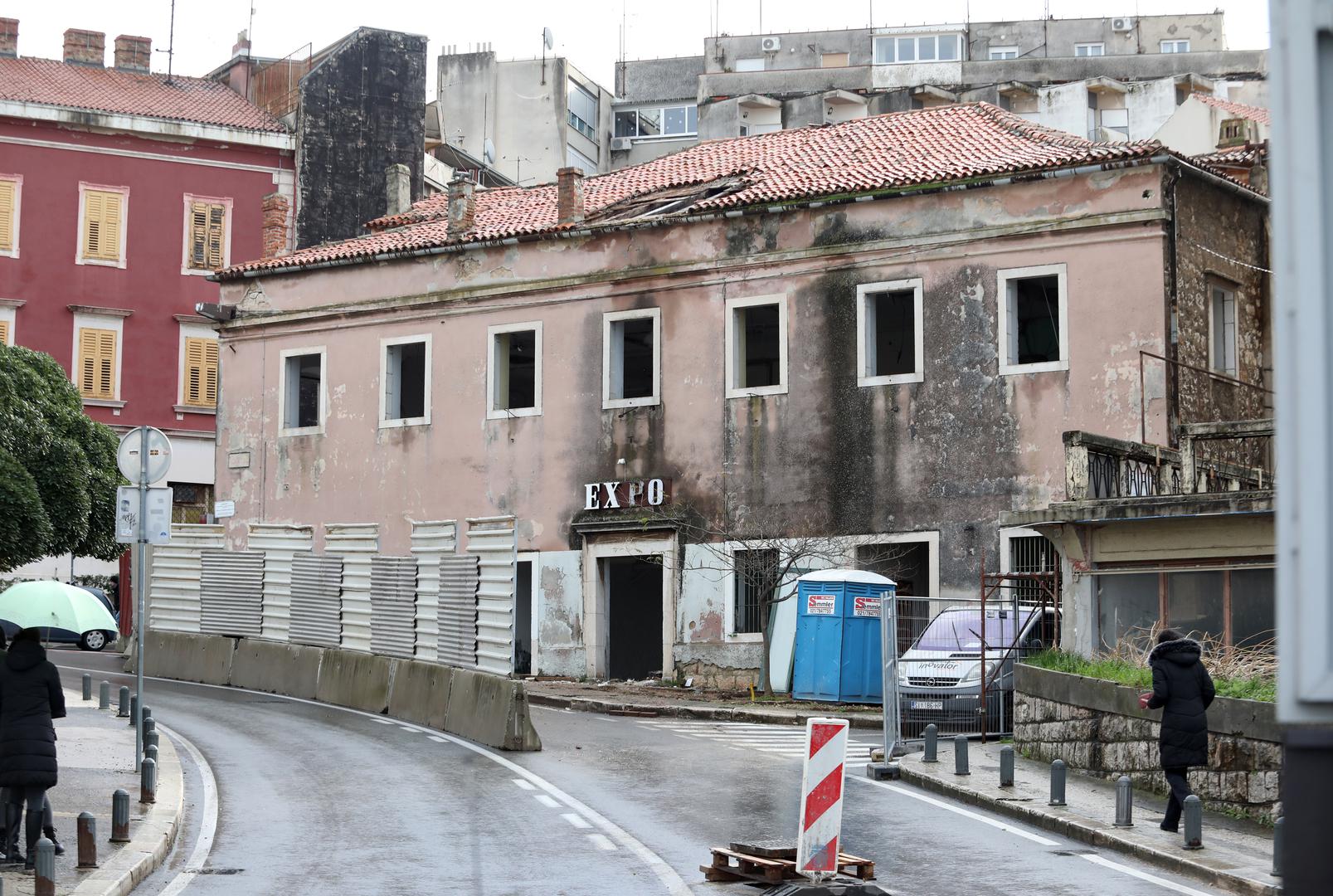 U Šibeniku se intenzivno radi na obnovi nekadašnje upravne zgrade "Revije", nekoć najpoznatije šibenske tekstilne tvornice. Cilj tog projekta je pretvoriti nekoć derutni objekt u atraktivnu petokatnicu koja će kombinirati poslovne i stambene prostore, uključujući luksuzni penthouse s terasom na vrhu. 