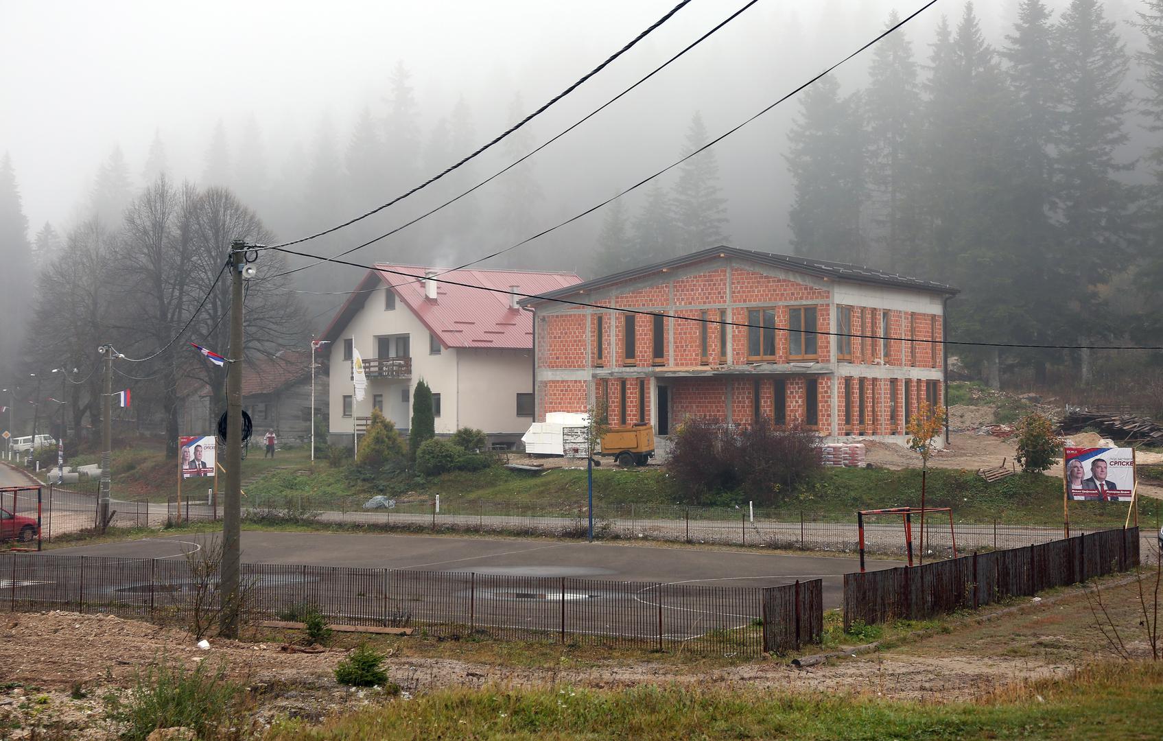 Stanovništvo je u prosjeku starije od 50 godina, školske djece nema, no nedavno se u općini nakon dugo vremena rodilo dijete