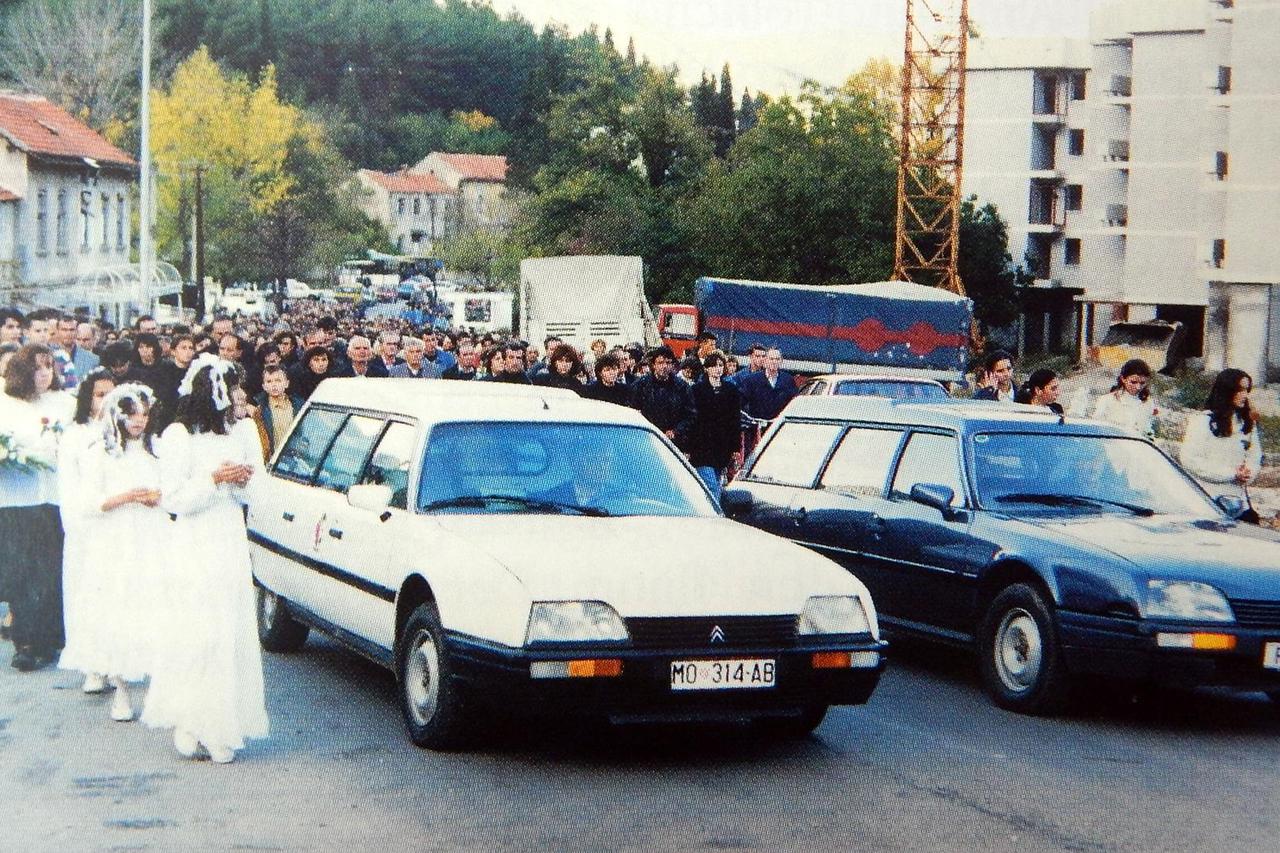 storyeditor/2024-09-03/Pokop_Antonije_Sesar_i_Danijele_Vidovic__1994__-_Pogrebna_povorka.jpg