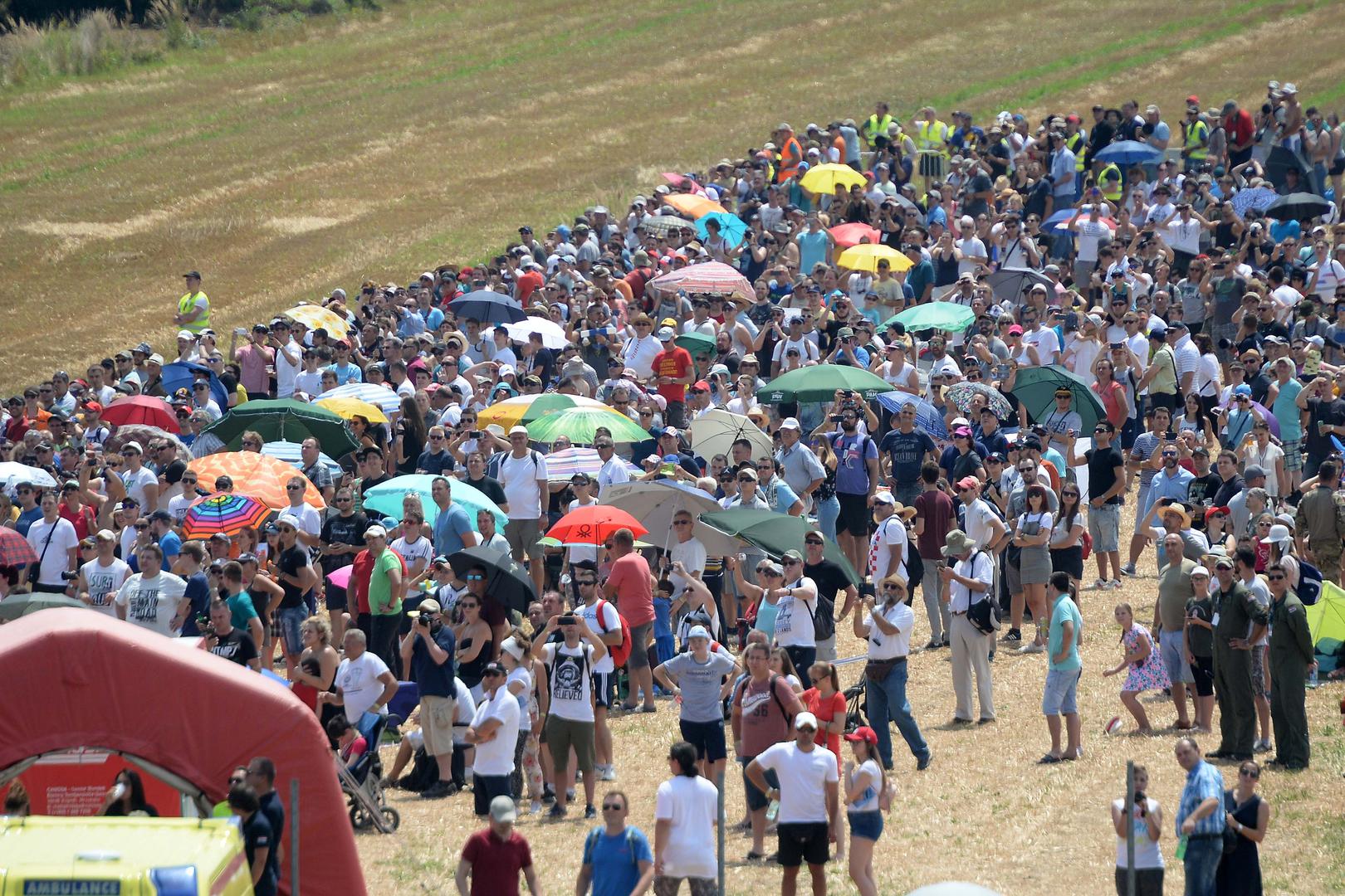 Na varaždinskom aerodromu u subotu je otvoren dvodnevni aeromiting - Croatian International Air Show Varaždin, a u toj najvećoj i najatraktivnijoj zrakoplovnoj priredbi u ovom dijelu Europe sudjeluje više od pedeset letjelica iz 11 zemalja.