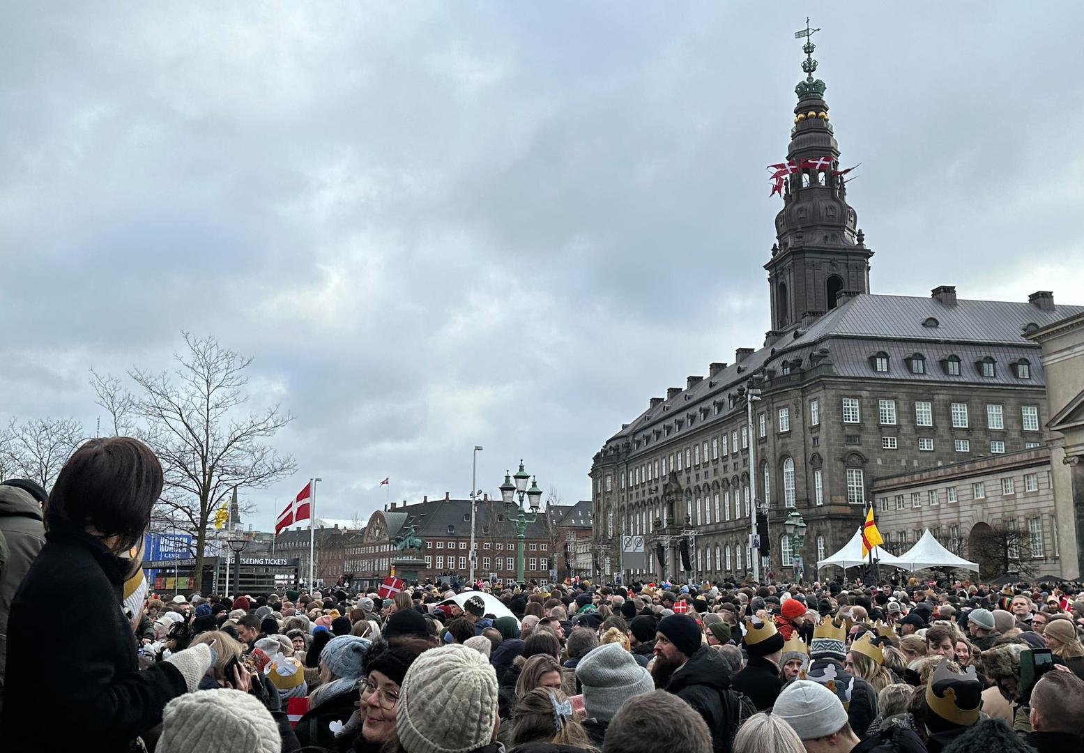 14 January 2024, Denmark, Copenhagen: People gather in the square at Christiansborg Palace. After 52 years of regency, the long-serving Queen Margrethe II hands over the throne on Sunday to her son Crown Prince Frederik, who will in future bear the title King Frederik X. Photo: Steffen Trumpf/dpa Photo: Steffen Trumpf/DPA