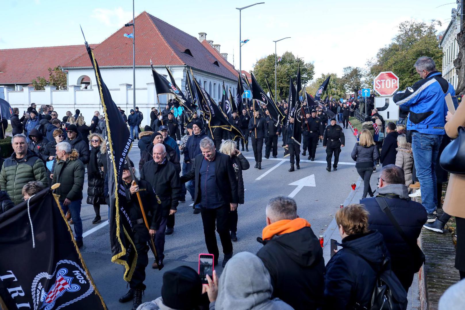 18.11.2023. Vukovar - Pod geslom "Vukovar - moj izbor i u dobru i u zlu" u Vukovaru se obiljezava 32. godisnjica vukovarske tragedije i stradanja u Domovinskom ratu. Kolona sjecanja koju predvode hrvatski branitelji Vukovara zajedno s clanovima obitelji poginulih, nestalih, ubijenih, nasilno odvedenih i umrlih hrvatskih branitelja Vukovara na celu s pripadnicima Hrvatskih obrambenih snaga koji su branili Vukovar.  Photo: Emica Elvedji/PIXSELL