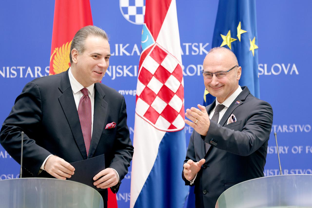 Ministar vanjskih i europskih poslova Gordan Grlic Radman u Vladi RH sastao se danas s ministrom vanjskih poslova Crne Gore Filipom Ivanovicem.